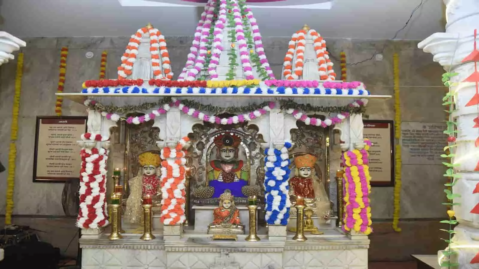 तस्वीर में बापूनगर स्थित श्री संभवनाथ जैन श्वेताम्बर मंदिर का गर्भ गृह दिख रहा है जिसमें सुंदर मूर्तियों को सजाया गया है। तस्वीर में बापूनगर स्थित श्री संभवनाथ जैन श्वेताम्बर मंदिर का गर्भ गृह दिख रहा है जिसमें सुंदर मूर्तियों को सजाया गया है।