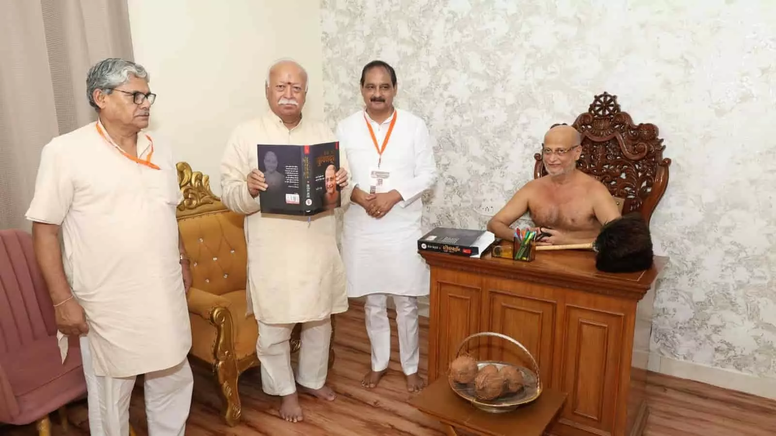 तस्वीर में डॉ. मोहन भागवत और अन्य लोग भीलवाड़ा में आचार्य पुलकसागरजी महाराज के पास खड़े होकर पुस्तक पकड़े हुए दिख रहे हैं। तस्वीर में डॉ. मोहन भागवत और अन्य लोग भीलवाड़ा में आचार्य पुलकसागरजी महाराज के पास खड़े होकर पुस्तक पकड़े हुए दिख रहे हैं।