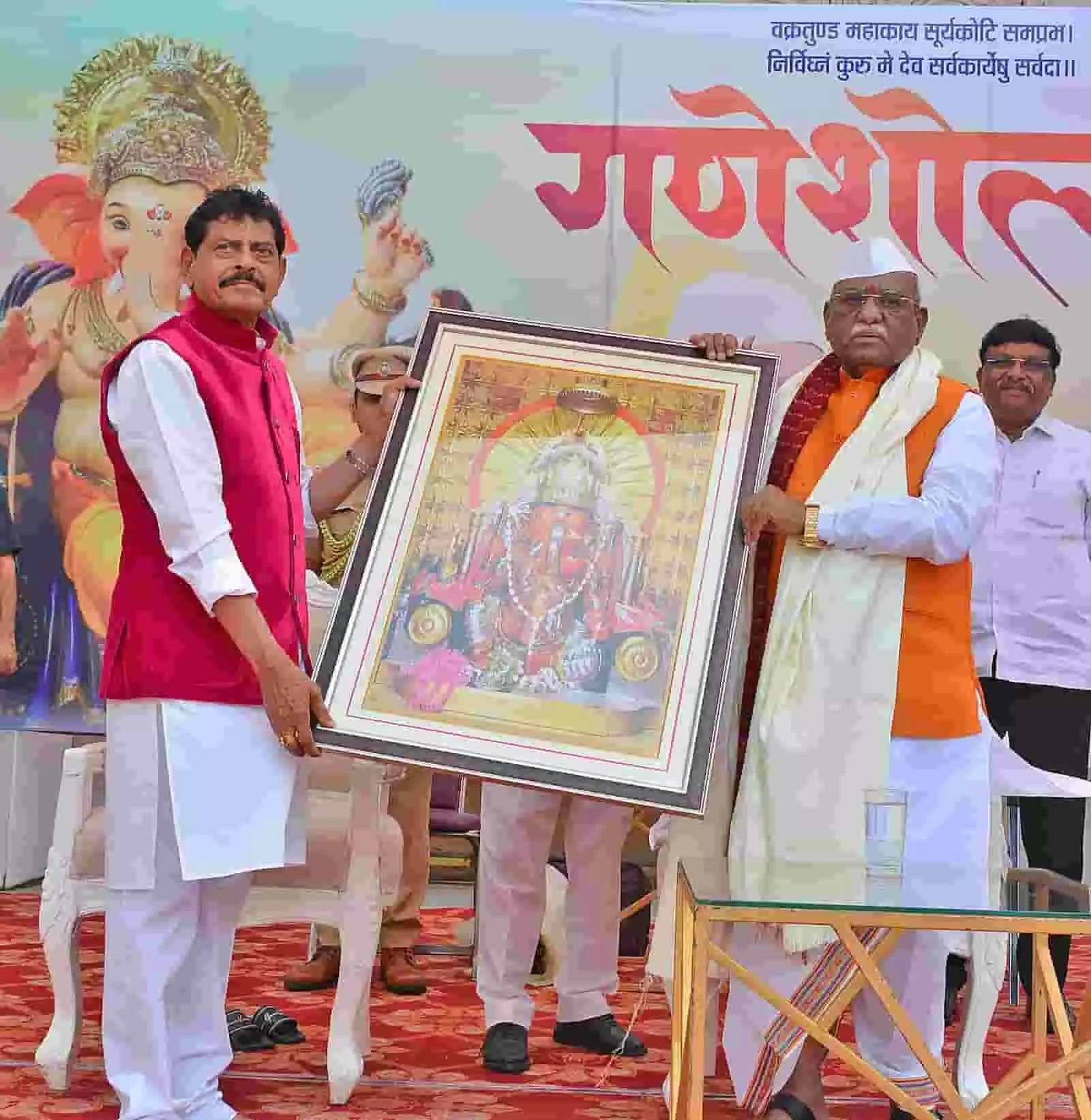तस्वीर में बाएं विधायक गोपाल शर्मा दाएं राज्यपाल हरिभाऊ बागडे को गणेशजी का फ्रेमयुक्त चित्र भेंट कर रहे हैं। तस्वीर में बाएं विधायक गोपाल शर्मा दाएं राज्यपाल हरिभाऊ बागडे को गणेशजी का फ्रेमयुक्त चित्र भेंट कर रहे हैं।