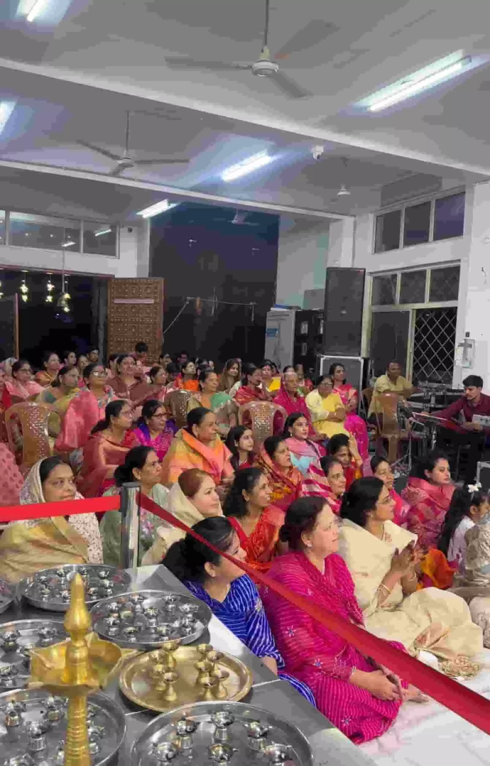 तस्वीर में जयपुर के मंदिर परिसर में बैठकर कार्यक्रम में शामिल होते हुए श्रद्धालु दिखाई दे रहे हैं। तस्वीर में जयपुर के मंदिर परिसर में बैठकर कार्यक्रम में शामिल होते हुए श्रद्धालु दिखाई दे रहे हैं।