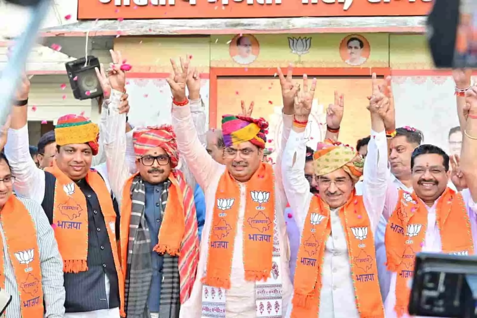 तस्वीर में मुख्यमंत्री भजनलाल शर्मा और मदन राठौड़ अन्य नेताओं के साथ जयपुर कार्यालय में जीत का चिन्ह दिखा रहे हैं। तस्वीर में मुख्यमंत्री भजनलाल शर्मा और मदन राठौड़ अन्य नेताओं के साथ जयपुर कार्यालय में जीत का चिन्ह दिखा रहे हैं।