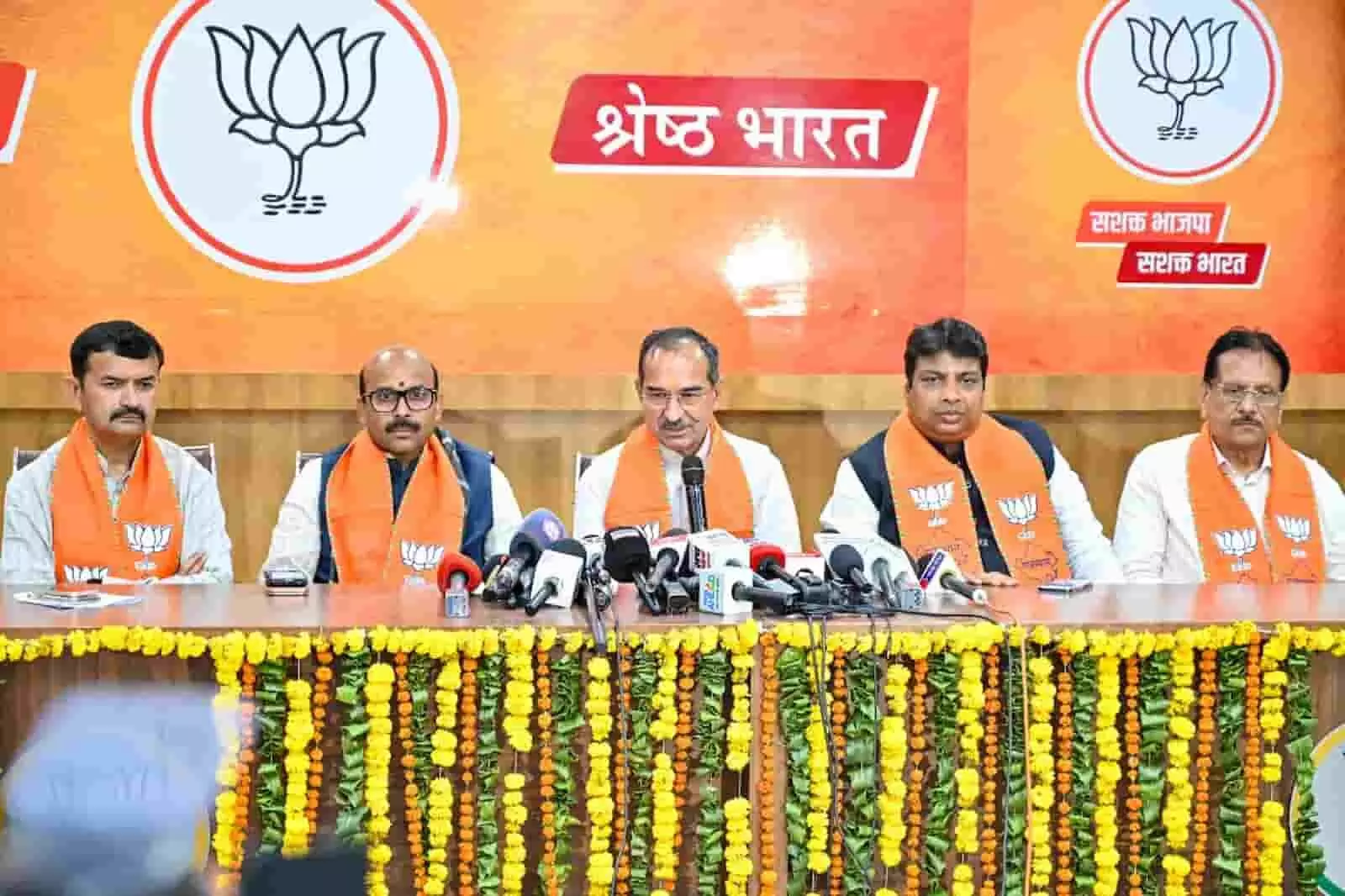 तस्वीर में बाएं से दाएं श्रवण सिंह बगडी, हरीश द्विवेदी, मदन राठौड़, रोहन गुप्ता और मुकेश पारीक प्रेसवार्ता में दिखे। तस्वीर में बाएं से दाएं श्रवण सिंह बगडी, हरीश द्विवेदी, मदन राठौड़, रोहन गुप्ता और मुकेश पारीक प्रेसवार्ता में दिखे।
