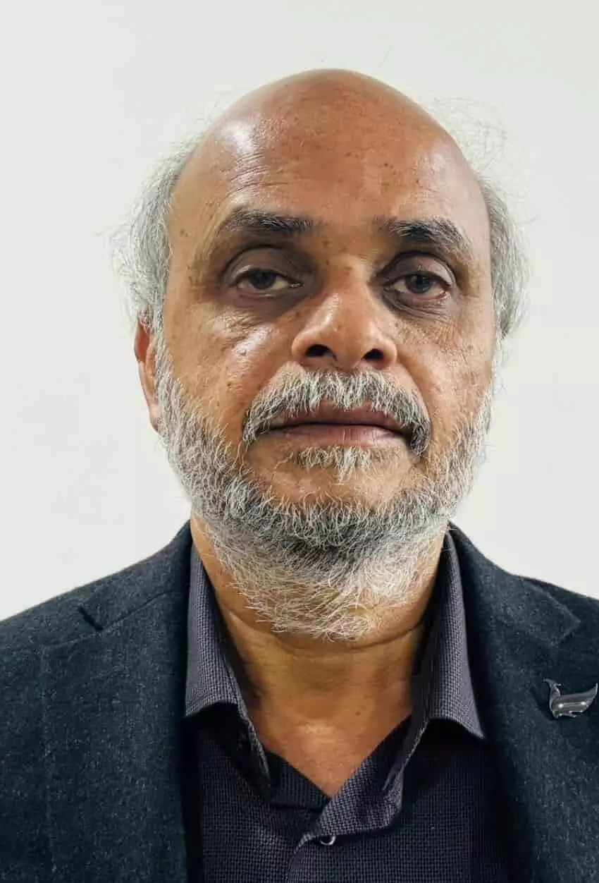तस्वीर में भीलवाड़ा विधायक अशोक कुमार कोठारी काले रंग का कोट पहने हुए सीधे कैमरे की तरफ देख रहे हैं तस्वीर में भीलवाड़ा विधायक अशोक कुमार कोठारी काले रंग का कोट पहने हुए सीधे कैमरे की तरफ देख रहे हैं