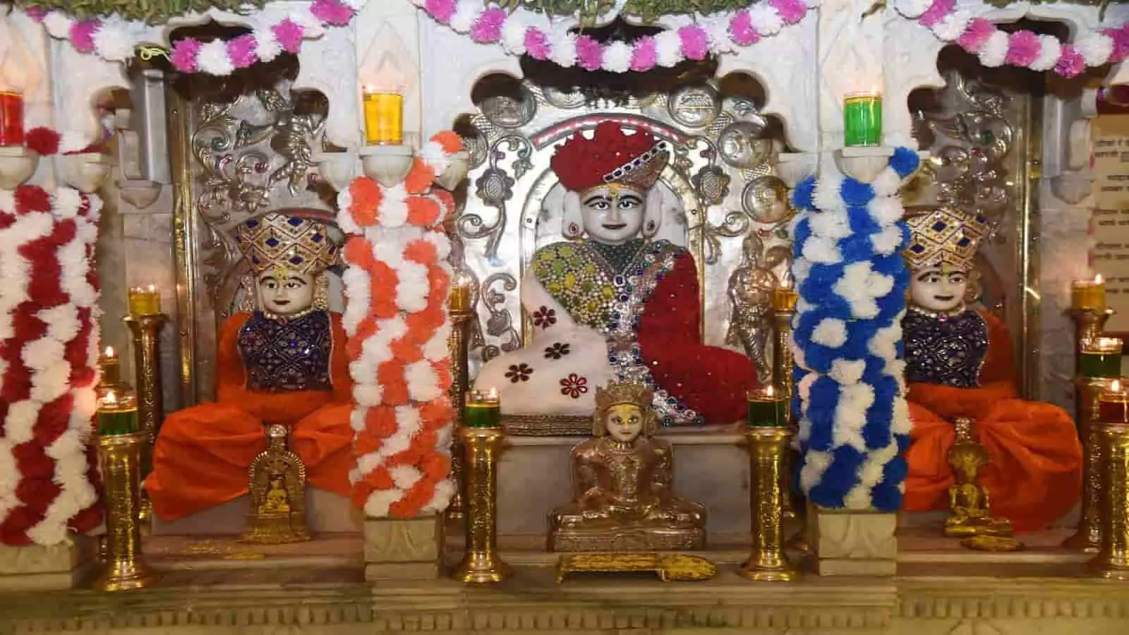 तस्वीर में बापूनगर के श्री संभवनाथ जैन श्वेताम्बर मंदिर में सजी हुई जिनेन्द्र भगवान की श्वेत प्रतिमा दिखाई दे रही है। तस्वीर में बापूनगर के श्री संभवनाथ जैन श्वेताम्बर मंदिर में सजी हुई जिनेन्द्र भगवान की श्वेत प्रतिमा दिखाई दे रही है।