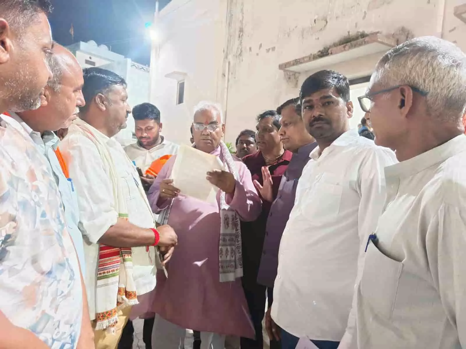 तस्वीर में बाएं से दाएं विहिप कार्यकर्ता और मंत्री मदन दिलावर हाथ में ज्ञापन पत्र लिए खड़े हैं। तस्वीर में बाएं से दाएं विहिप कार्यकर्ता और मंत्री मदन दिलावर हाथ में ज्ञापन पत्र लिए खड़े हैं।