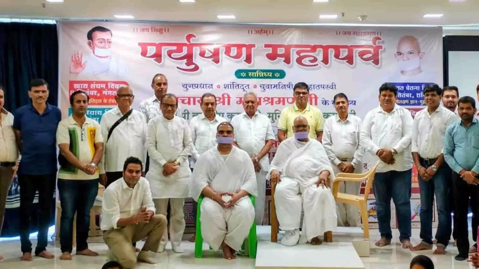 तस्वीर में बाएं से दाएं खड़े हुए कई लोग और केंद्र में बैठे हुए दो संत दिखाई दे रहे हैं। तस्वीर में बाएं से दाएं खड़े हुए कई लोग और केंद्र में बैठे हुए दो संत दिखाई दे रहे हैं।
