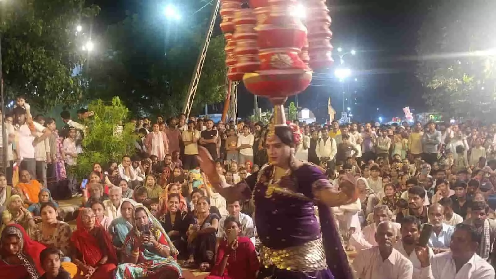 तस्वीर में दिख रही कलाकार कोटा के खड़े गणेश मंदिर मेले में सांस्कृतिक नृत्य कर रही है। तस्वीर में दिख रही कलाकार कोटा के खड़े गणेश मंदिर मेले में सांस्कृतिक नृत्य कर रही है।