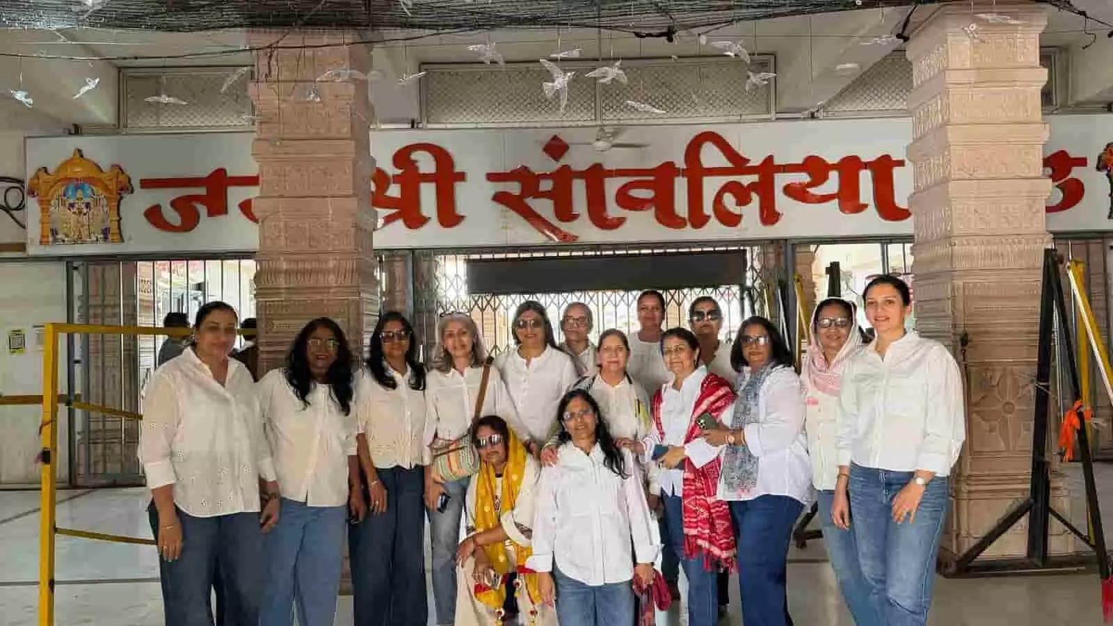 तस्वीर में सफेद कपड़ों में रोटरी क्लब की महिलाएं श्री सांवरिया मंदिर के मुख्य द्वार पर स्थित हैं। तस्वीर में सफेद कपड़ों में रोटरी क्लब की महिलाएं श्री सांवरिया मंदिर के मुख्य द्वार पर स्थित हैं।