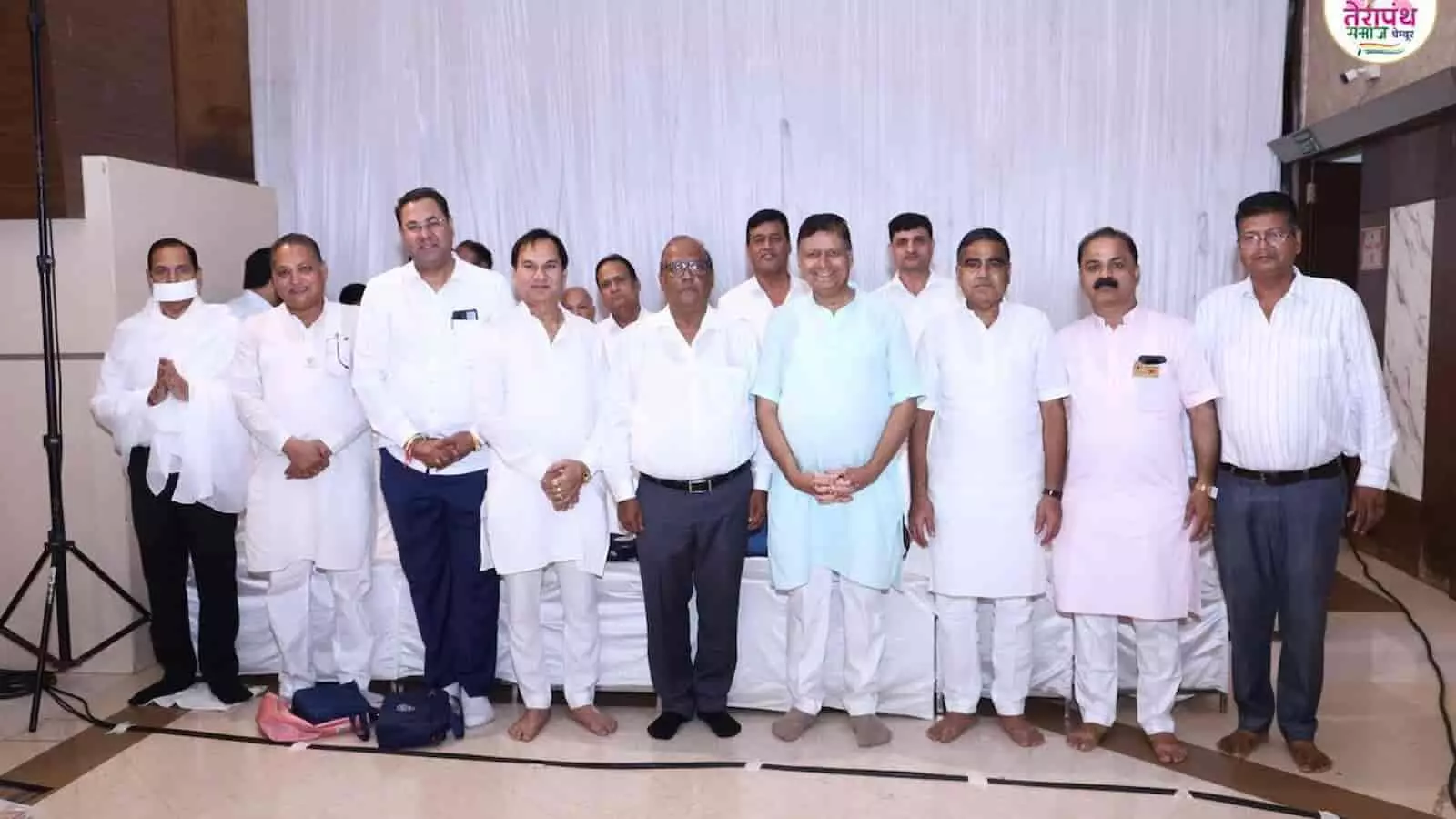 तस्वीर में बाएं से दाएं सफेद कपड़ों में खड़े हुए कई पुरुष और अतिथिगण एक साथ नजर आ रहे हैं। तस्वीर में बाएं से दाएं सफेद कपड़ों में खड़े हुए कई पुरुष और अतिथिगण एक साथ नजर आ रहे हैं।