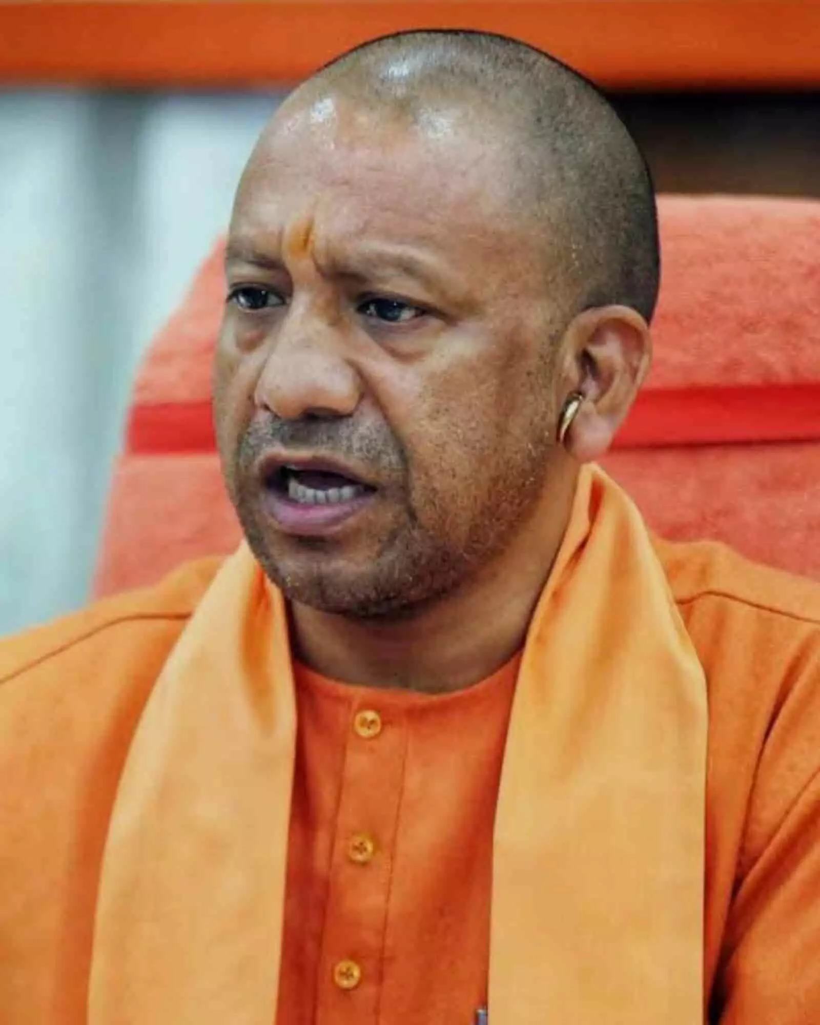 तस्वीर में दिख रहे मुख्यमंत्री योगी आदित्यनाथ एक कुर्सी पर बैठकर संबोधित करते नजर आ रहे हैं। तस्वीर में दिख रहे मुख्यमंत्री योगी आदित्यनाथ एक कुर्सी पर बैठकर संबोधित करते नजर आ रहे हैं।