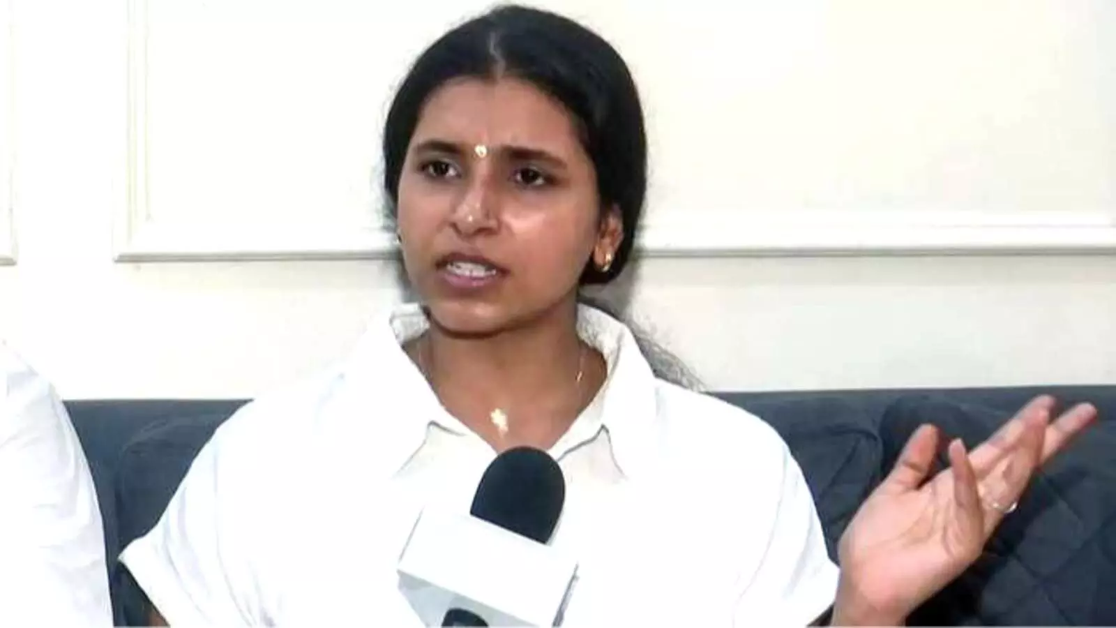 गोल्फ कोर्स रोड पर दुर्घटना का शिकार हुई महिला बाइकर सिया को न्याय दिलाने के लिए पुलिस कार्रवाई के संदर्भ में। गोल्फ कोर्स रोड पर दुर्घटना का शिकार हुई महिला बाइकर सिया को न्याय दिलाने के लिए पुलिस कार्रवाई के संदर्भ में।