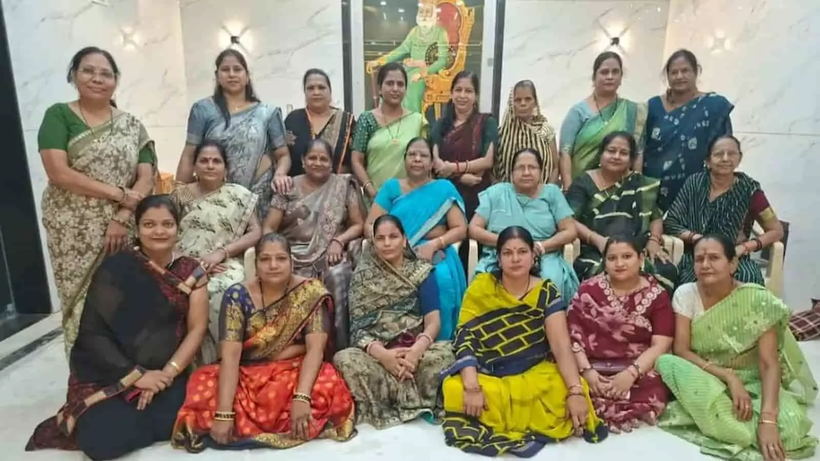 तस्वीर में अग्रवाल महिला सेवा समिति की सदस्य महिलाएं बैठक के दौरान समूह में बैठी हैं। तस्वीर में अग्रवाल महिला सेवा समिति की सदस्य महिलाएं बैठक के दौरान समूह में बैठी हैं।