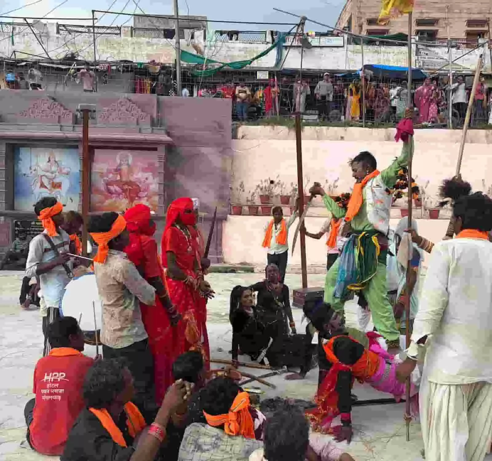 तस्वीर में दिख रही जोगणिया माता मंदिर की सीढ़ियों के पास पारंपरिक पोशाक पहने कलाकार गवरी नृत्य की प्रस्तुति दे रहे हैं। तस्वीर में दिख रही जोगणिया माता मंदिर की सीढ़ियों के पास पारंपरिक पोशाक पहने कलाकार गवरी नृत्य की प्रस्तुति दे रहे हैं।