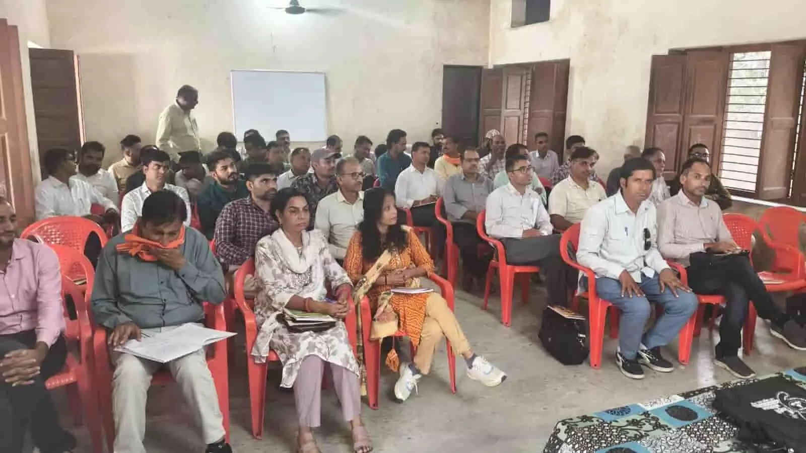 चित्तौड़गढ़ में आयोजित कार्यशाला के दौरान हॉल में लाल प्लास्टिक की कुर्सियों पर बैठकर सत्र सुनते शिक्षक। चित्तौड़गढ़ में आयोजित कार्यशाला के दौरान हॉल में लाल प्लास्टिक की कुर्सियों पर बैठकर सत्र सुनते शिक्षक।