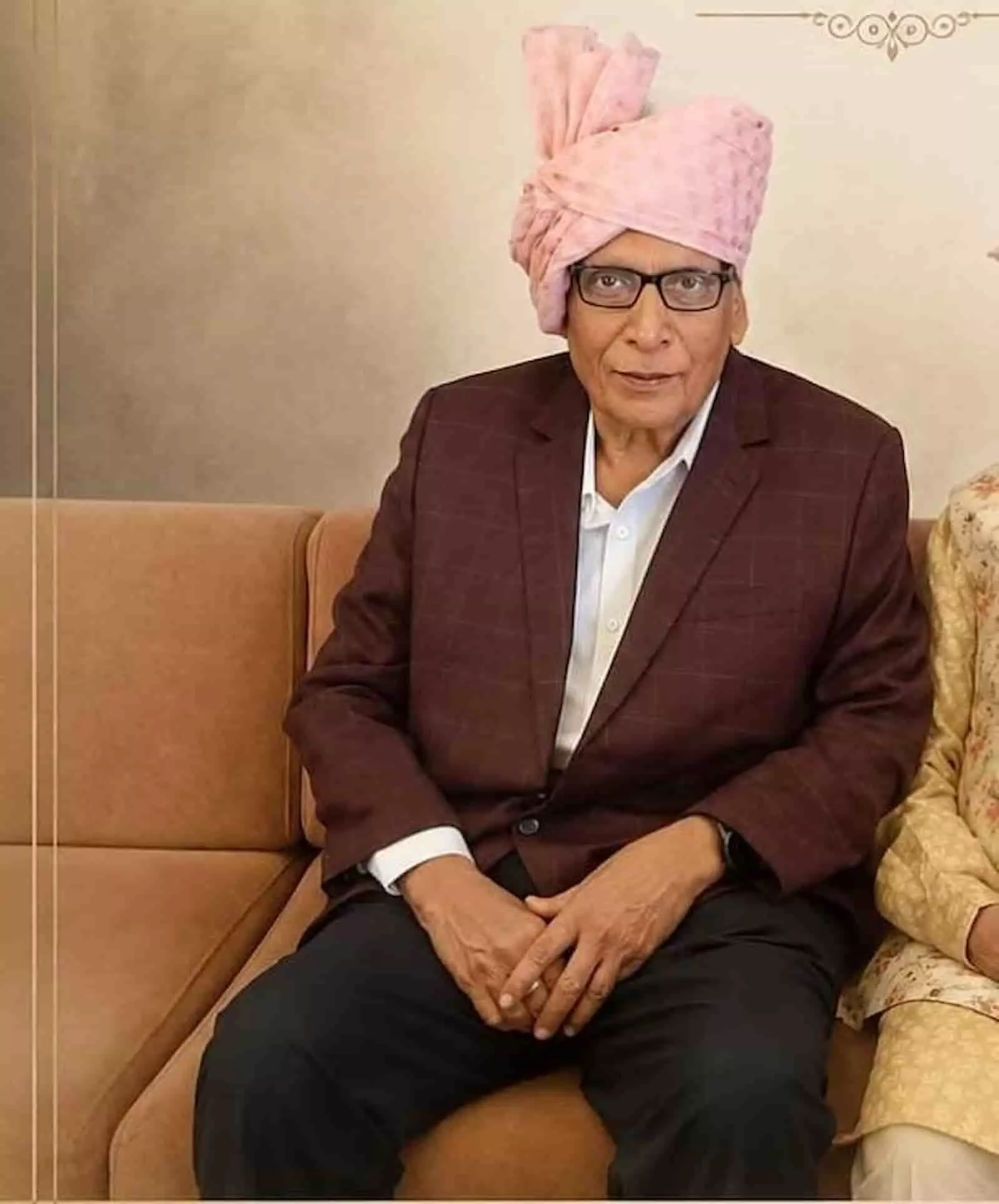 तस्वीर में दिख रहे पारस मल पारख चश्मा और गुलाबी पगड़ी पहनकर सोफे पर बैठे हैं। तस्वीर में दिख रहे पारस मल पारख चश्मा और गुलाबी पगड़ी पहनकर सोफे पर बैठे हैं।
