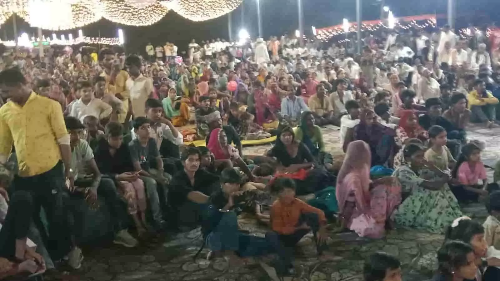 तस्वीर में दिख रही आकोला के मेले की भीड़ जमीन पर बैठकर रात्रि सांस्कृतिक कार्यक्रम और भजन देख रही है। तस्वीर में दिख रही आकोला के मेले की भीड़ जमीन पर बैठकर रात्रि सांस्कृतिक कार्यक्रम और भजन देख रही है।