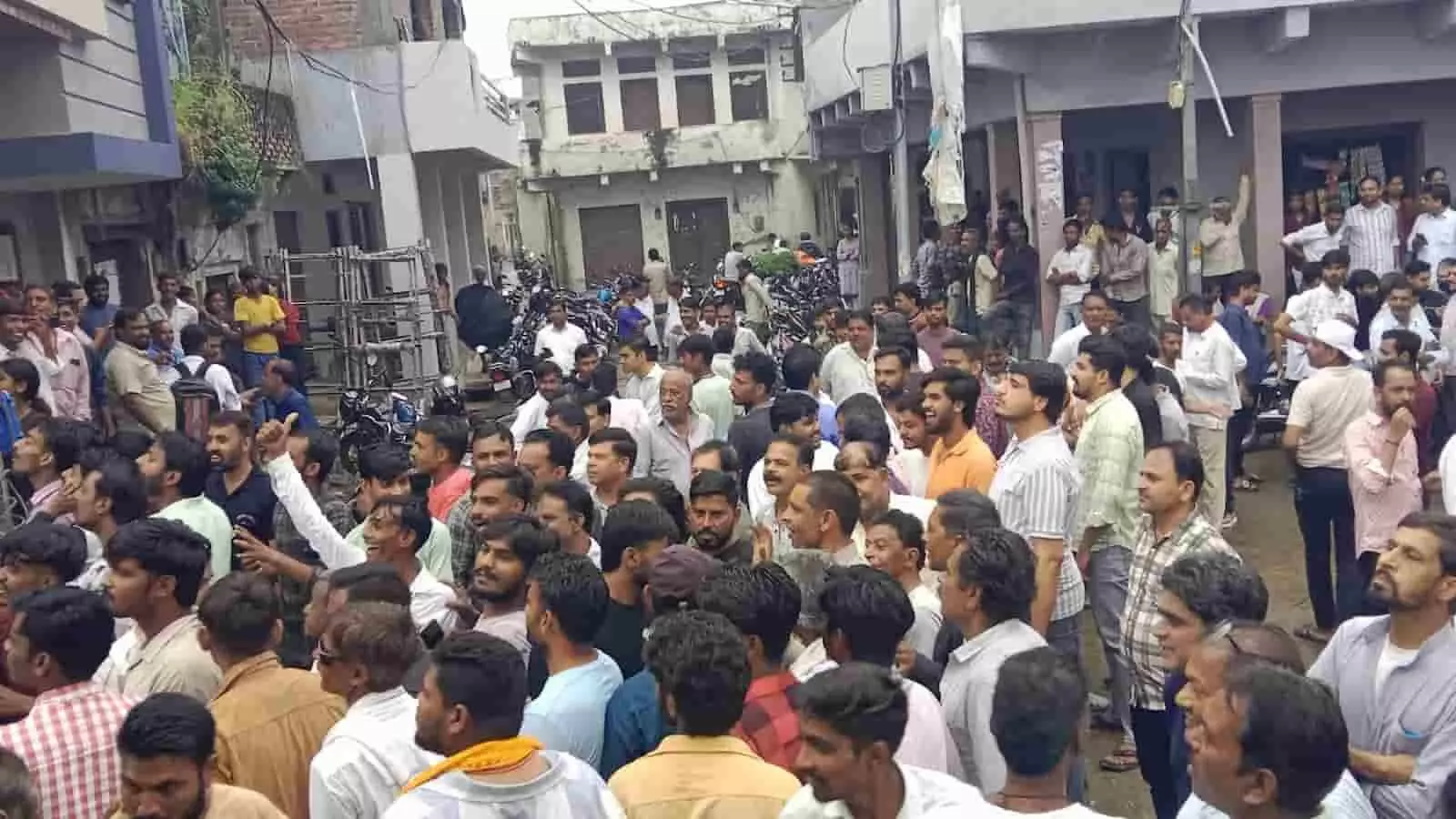 तस्वीर में आकोला के रंगीला चौक स्थित बहुमंजिला व्यावसायिक परिसरों के बाहर अनेक नागरिक खड़े हैं। तस्वीर में आकोला के रंगीला चौक स्थित बहुमंजिला व्यावसायिक परिसरों के बाहर अनेक नागरिक खड़े हैं।