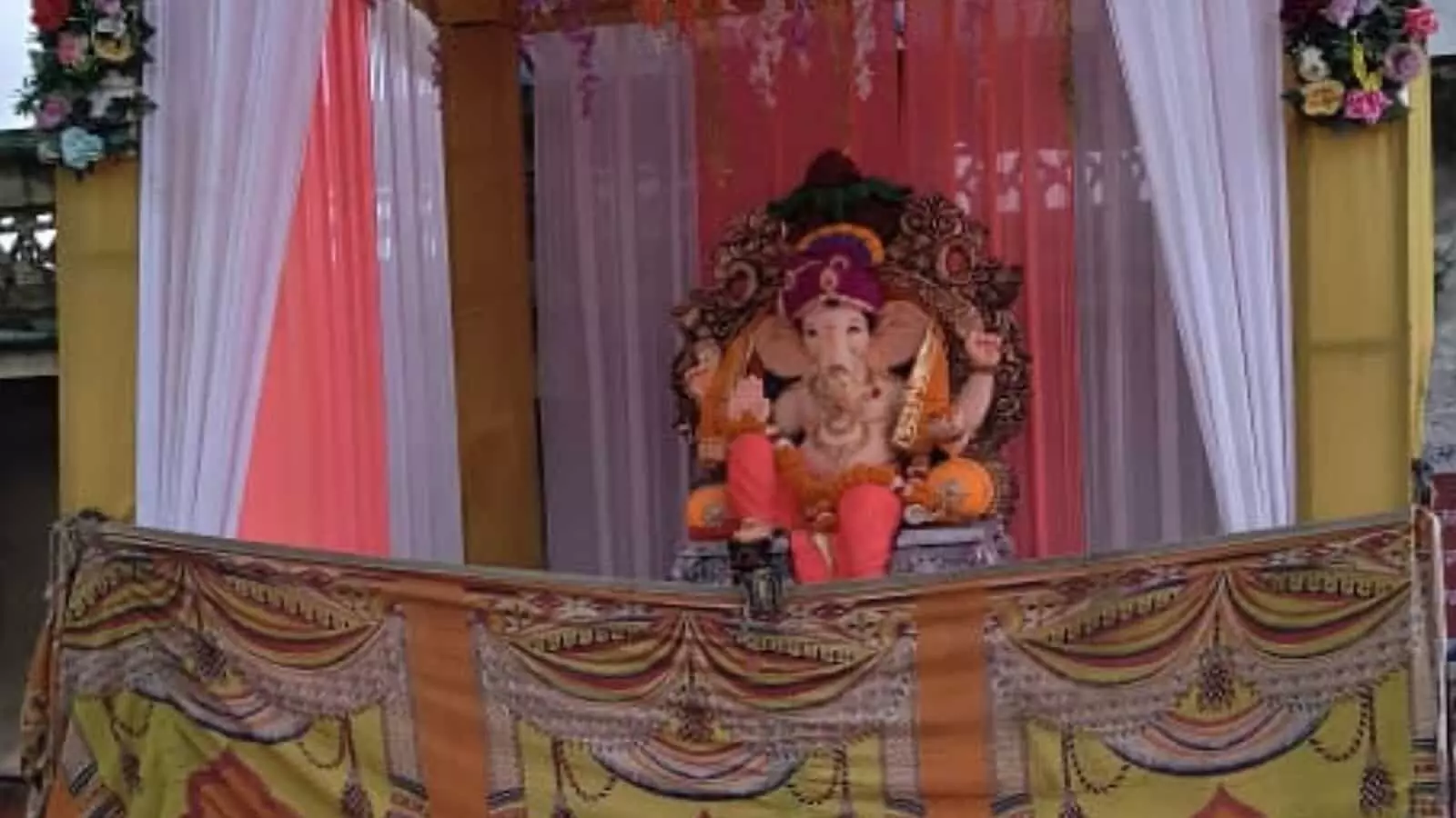 तस्वीर में सजाए गए सुंदर मंडप के अंदर भगवान गणेश की प्रतिमा स्थापित की गई है। तस्वीर में सजाए गए सुंदर मंडप के अंदर भगवान गणेश की प्रतिमा स्थापित की गई है।