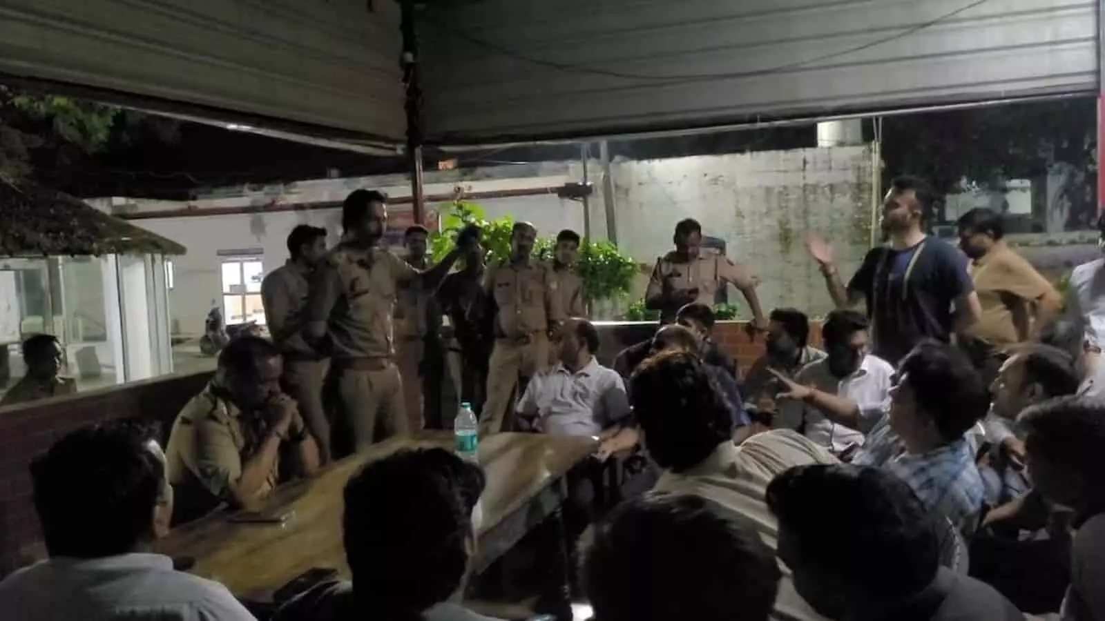 तस्वीर में पुलिस अधिकारियों और कई अधिवक्ताओं का समूह एक स्थान पर खड़ा होकर बातचीत कर रहा है। तस्वीर में पुलिस अधिकारियों और कई अधिवक्ताओं का समूह एक स्थान पर खड़ा होकर बातचीत कर रहा है।