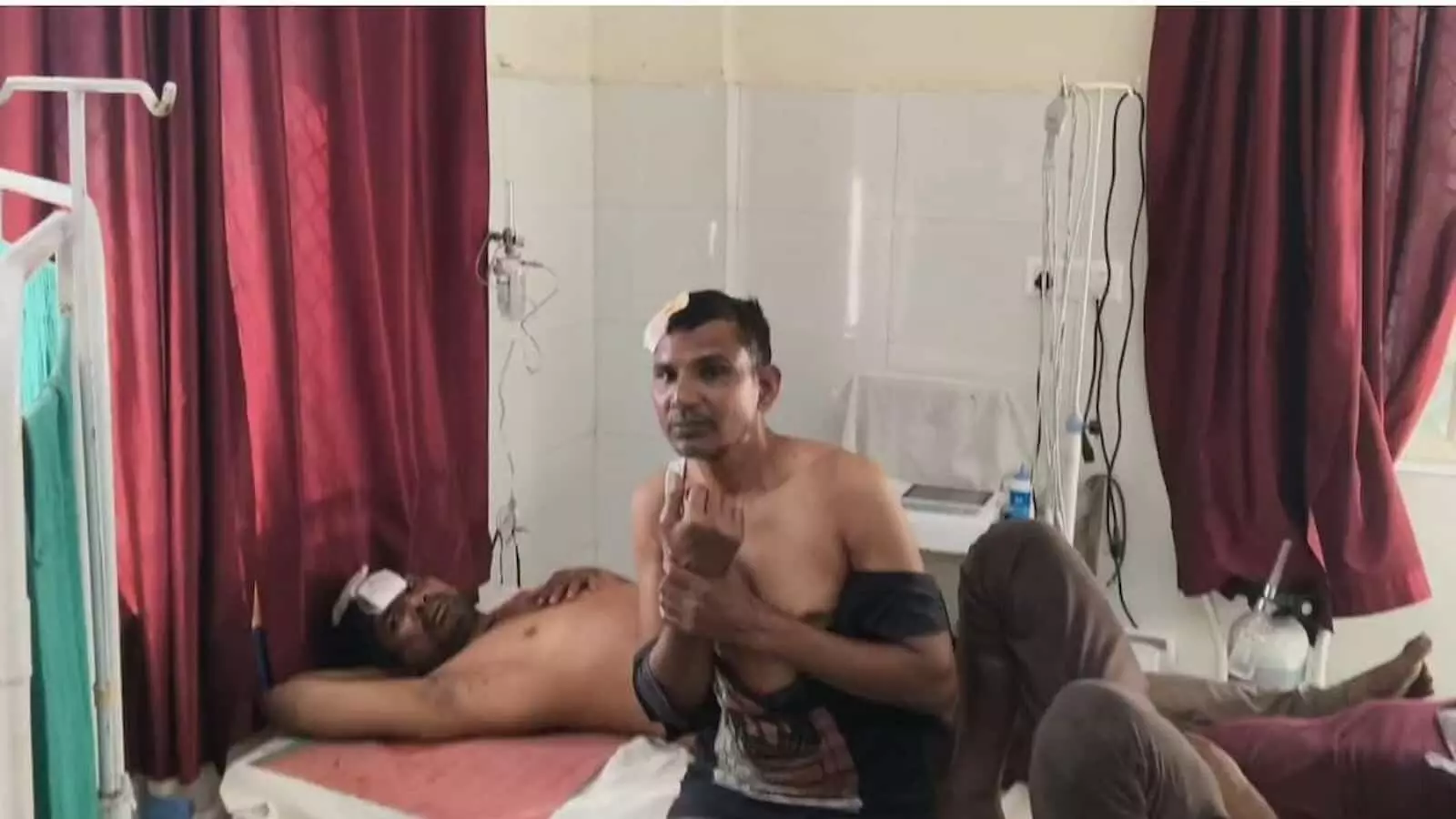 बदनौली गांव में फिर खूनी संघर्ष, ठेला हटाने के विवाद में चले लाठी-डंडे, 8 घायल बदनौली गांव में फिर खूनी संघर्ष, ठेला हटाने के विवाद में चले लाठी-डंडे, 8 घायल