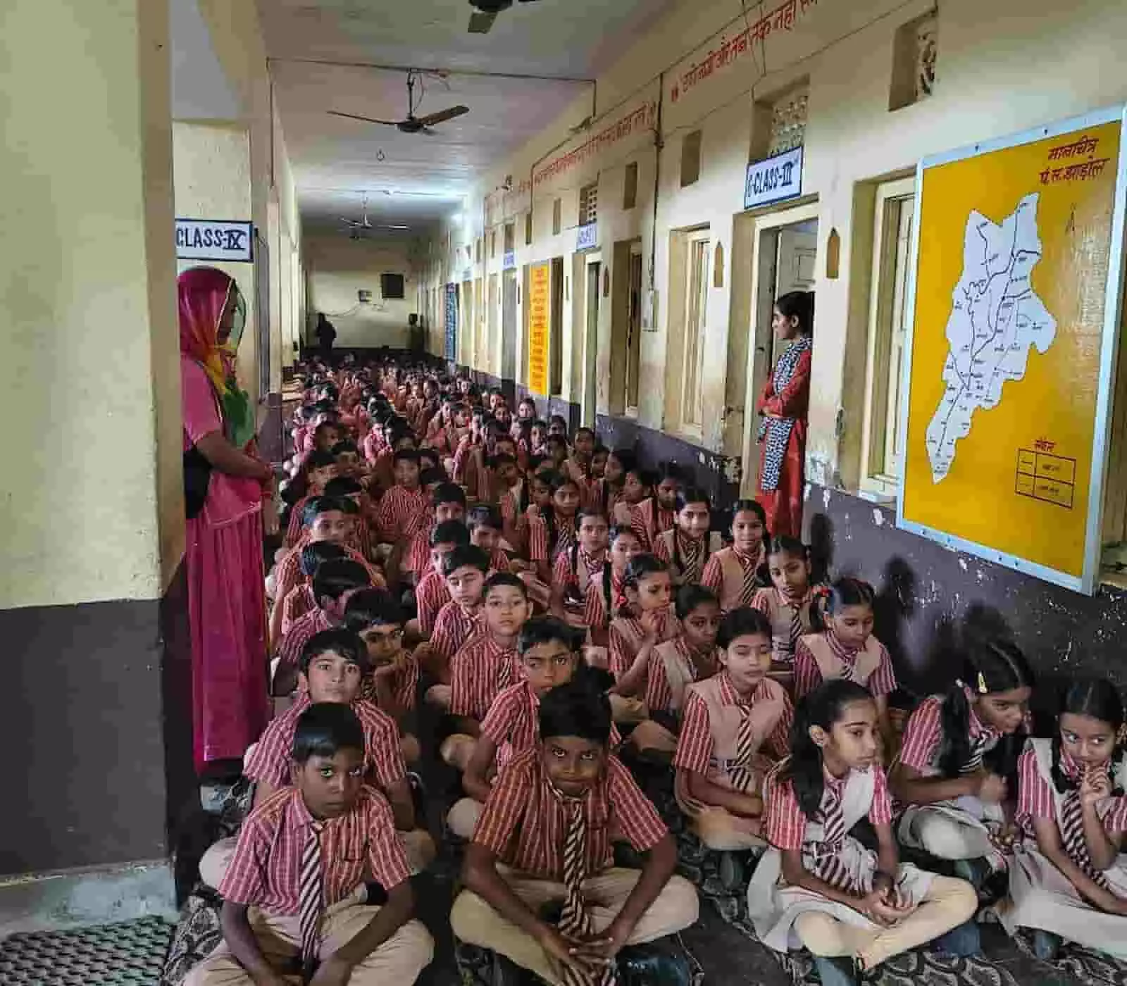 तस्वीर में दिख रही जगह स्कूल का बरामदा है जहां बच्चे कतार में बैठे हैं। तस्वीर में दिख रही जगह स्कूल का बरामदा है जहां बच्चे कतार में बैठे हैं।
