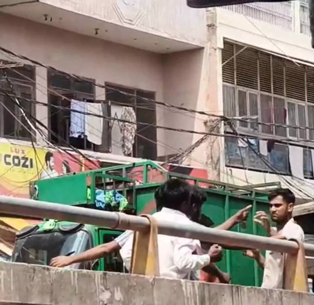 तस्वीर में रेलिंग के पास खड़े कुछ युवक बाजार की सड़क पर आपस में बातचीत और बहस करते नजर आ रहे हैं। तस्वीर में रेलिंग के पास खड़े कुछ युवक बाजार की सड़क पर आपस में बातचीत और बहस करते नजर आ रहे हैं।
