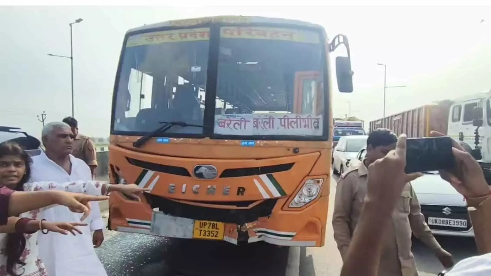 तस्वीर में बाएं से लोग उंगली से इशारा करते हुए, केंद्र में एक रोडवेज बस और दाएं पुलिसकर्मी मोबाइल से वीडियो बनाते दिख रहे हैं। तस्वीर में बाएं से लोग उंगली से इशारा करते हुए, केंद्र में एक रोडवेज बस और दाएं पुलिसकर्मी मोबाइल से वीडियो बनाते दिख रहे हैं।