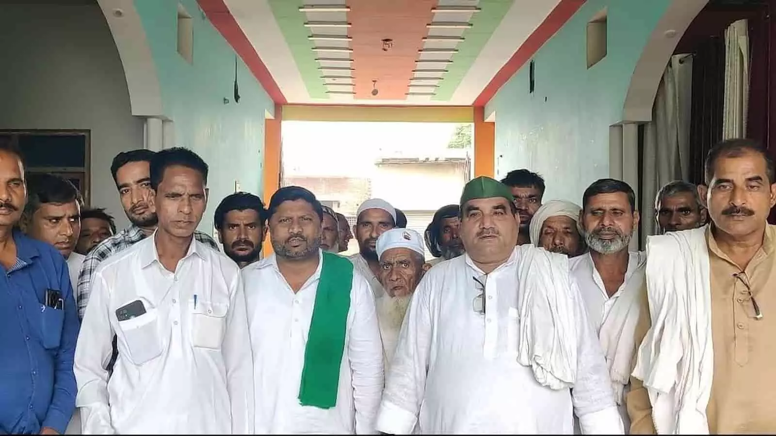 तस्वीर में गजरौला के शाहपुर में पंचायत के दौरान इकबाल सैफी और अन्य किसान नेता एक साथ खड़े हैं। तस्वीर में गजरौला के शाहपुर में पंचायत के दौरान इकबाल सैफी और अन्य किसान नेता एक साथ खड़े हैं।