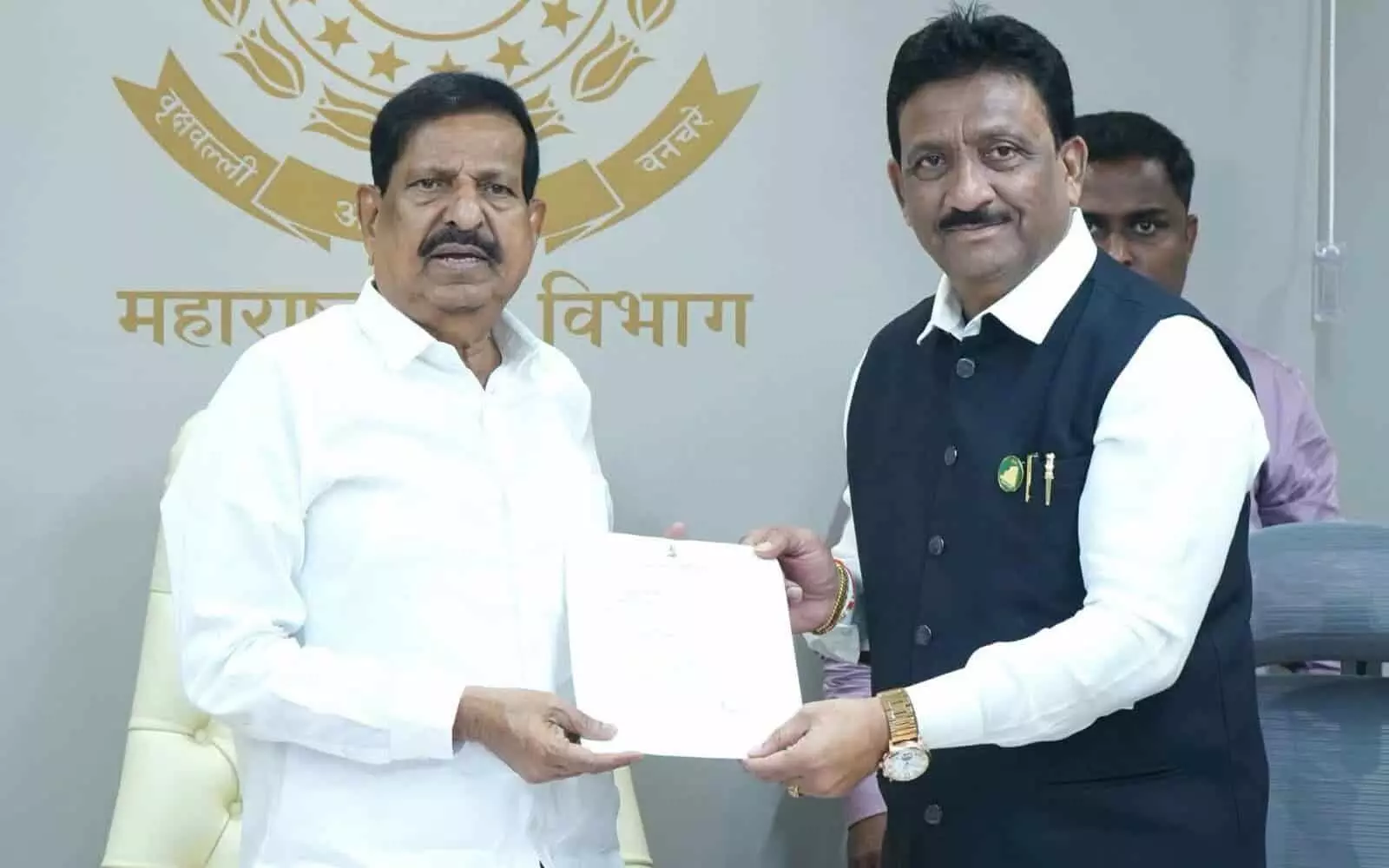 तस्वीर में विधायक राजेश बकाने (दाएं) महाराष्ट्र के वन मंत्री गणेश नाईक को पत्र देते हुए खड़े हैं।