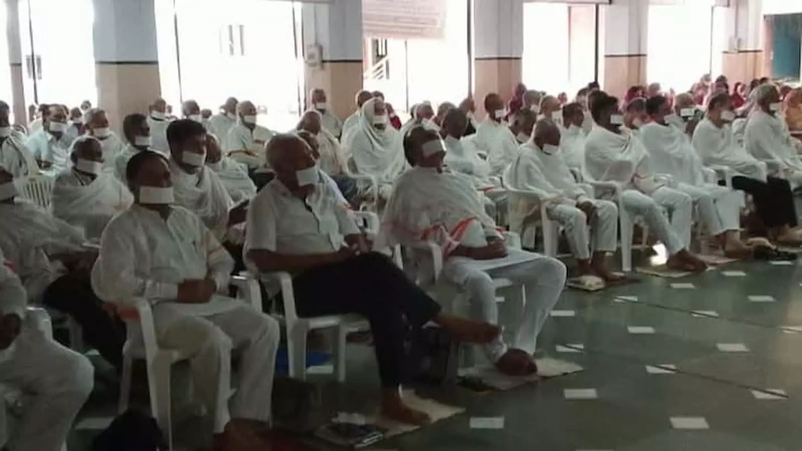 तस्वीर में श्रावक-श्राविकाएं तेरापंथ सभा भवन आमेट में धार्मिक कार्यक्रम में उपस्थित हैं। तस्वीर में श्रावक-श्राविकाएं तेरापंथ सभा भवन आमेट में धार्मिक कार्यक्रम में उपस्थित हैं।