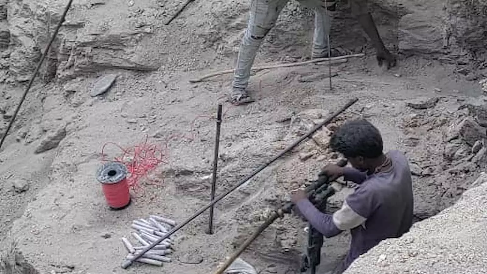 तस्वीर में खदान क्षेत्र दिख रहा है, सेलागुडा में अवैध ब्लास्टिंग रोकने की मांग के संदर्भ में। तस्वीर में खदान क्षेत्र दिख रहा है, सेलागुडा में अवैध ब्लास्टिंग रोकने की मांग के संदर्भ में।