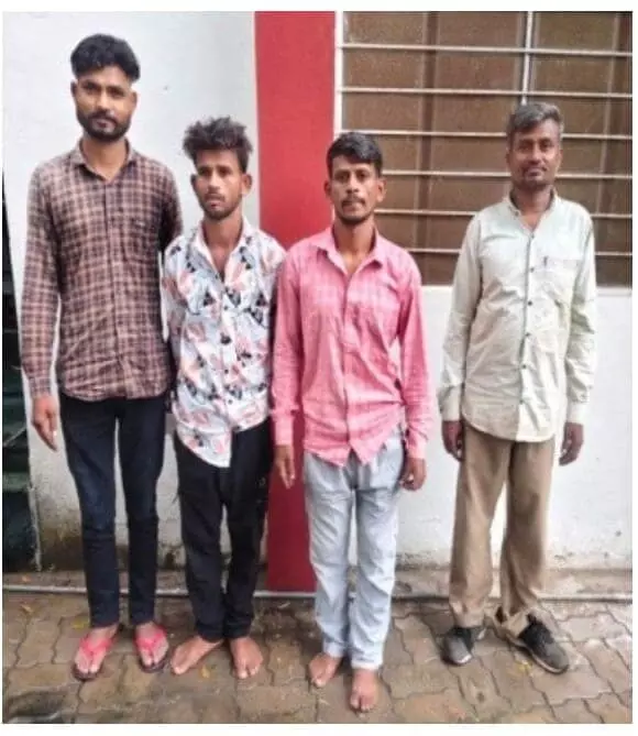 तस्वीर में बाएं से दाएं खड़े चार आरोपी क्रमशः भूरे रंग की शर्ट, प्रिंटेड शर्ट, गुलाबी शर्ट और सफेद शर्ट पहने नजर आ रहे हैं। तस्वीर में बाएं से दाएं खड़े चार आरोपी क्रमशः भूरे रंग की शर्ट, प्रिंटेड शर्ट, गुलाबी शर्ट और सफेद शर्ट पहने नजर आ रहे हैं।