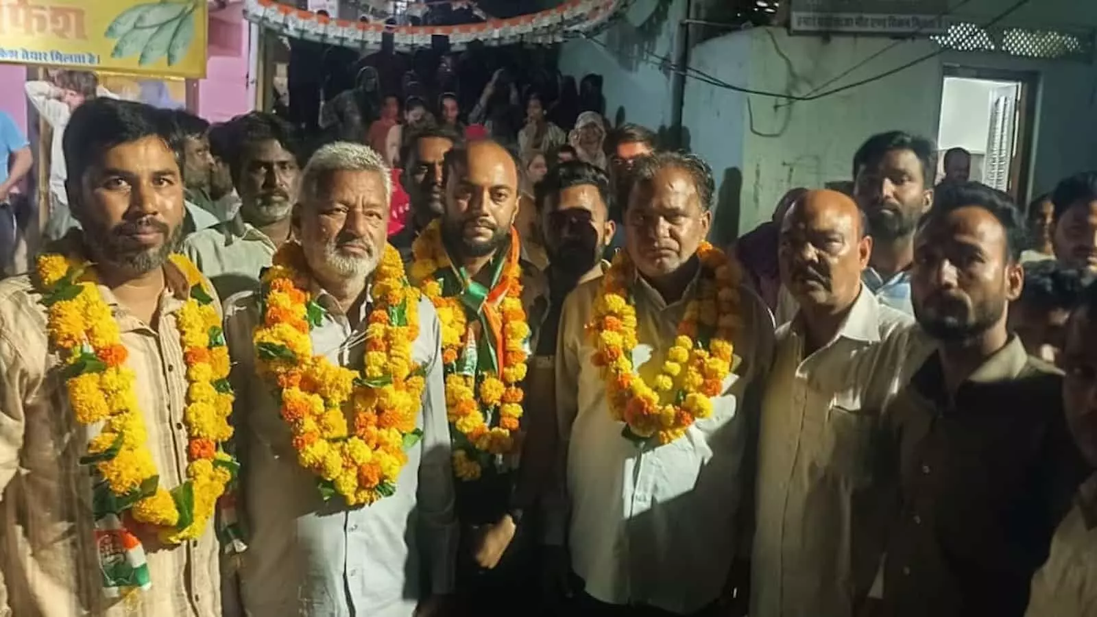 तस्वीर में नवनिर्वाचित पार्षद समर्थकों संग आमेट में विजय जुलूस के संदर्भ में दिख रहे हैं। तस्वीर में नवनिर्वाचित पार्षद समर्थकों संग आमेट में विजय जुलूस के संदर्भ में दिख रहे हैं।