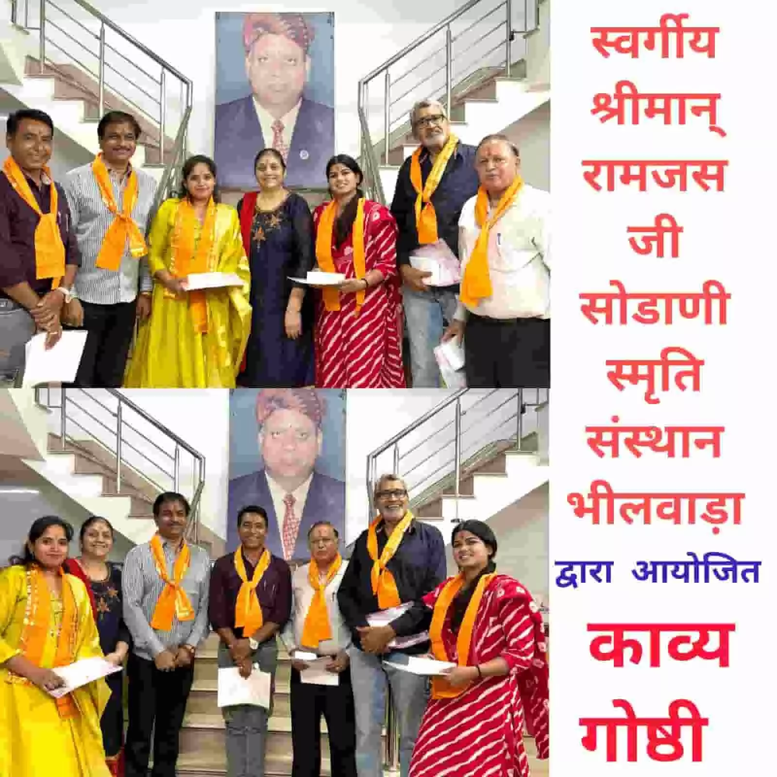 तस्वीर में दिख रही सीढ़ियों के पास खड़े लोग हाथों में प्रमाण पत्र लिए समूह में खड़े हैं। तस्वीर में दिख रही सीढ़ियों के पास खड़े लोग हाथों में प्रमाण पत्र लिए समूह में खड़े हैं।