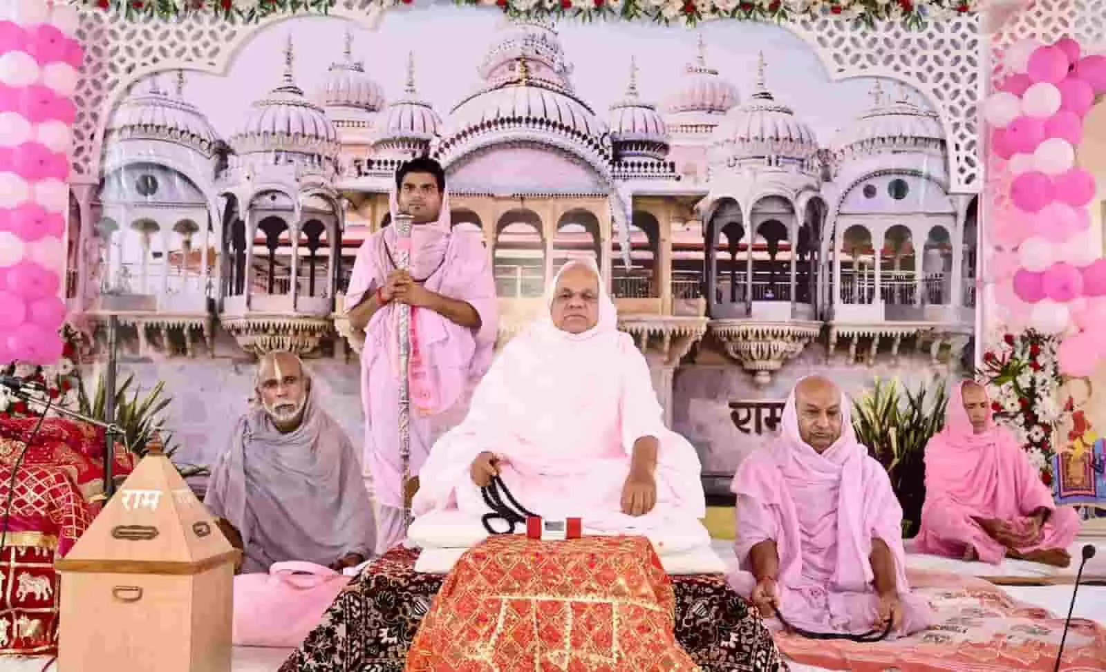 तस्वीर में बाएं से दाएं बैठे रामस्नेही संत और केंद्र में विराजमान आचार्य स्वामी श्रीरामदयालजी महाराज। तस्वीर में बाएं से दाएं बैठे रामस्नेही संत और केंद्र में विराजमान आचार्य स्वामी श्रीरामदयालजी महाराज।