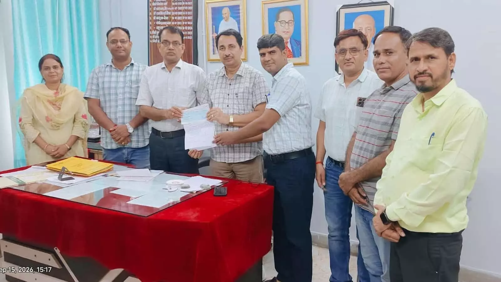 तस्वीर में अधिकारी चेक लेते दिखे, श्यामपुरा विद्यालय, जनसहयोग राशि हस्तांतरण संदर्भ में तस्वीर में अधिकारी चेक लेते दिखे, श्यामपुरा विद्यालय, जनसहयोग राशि हस्तांतरण संदर्भ में