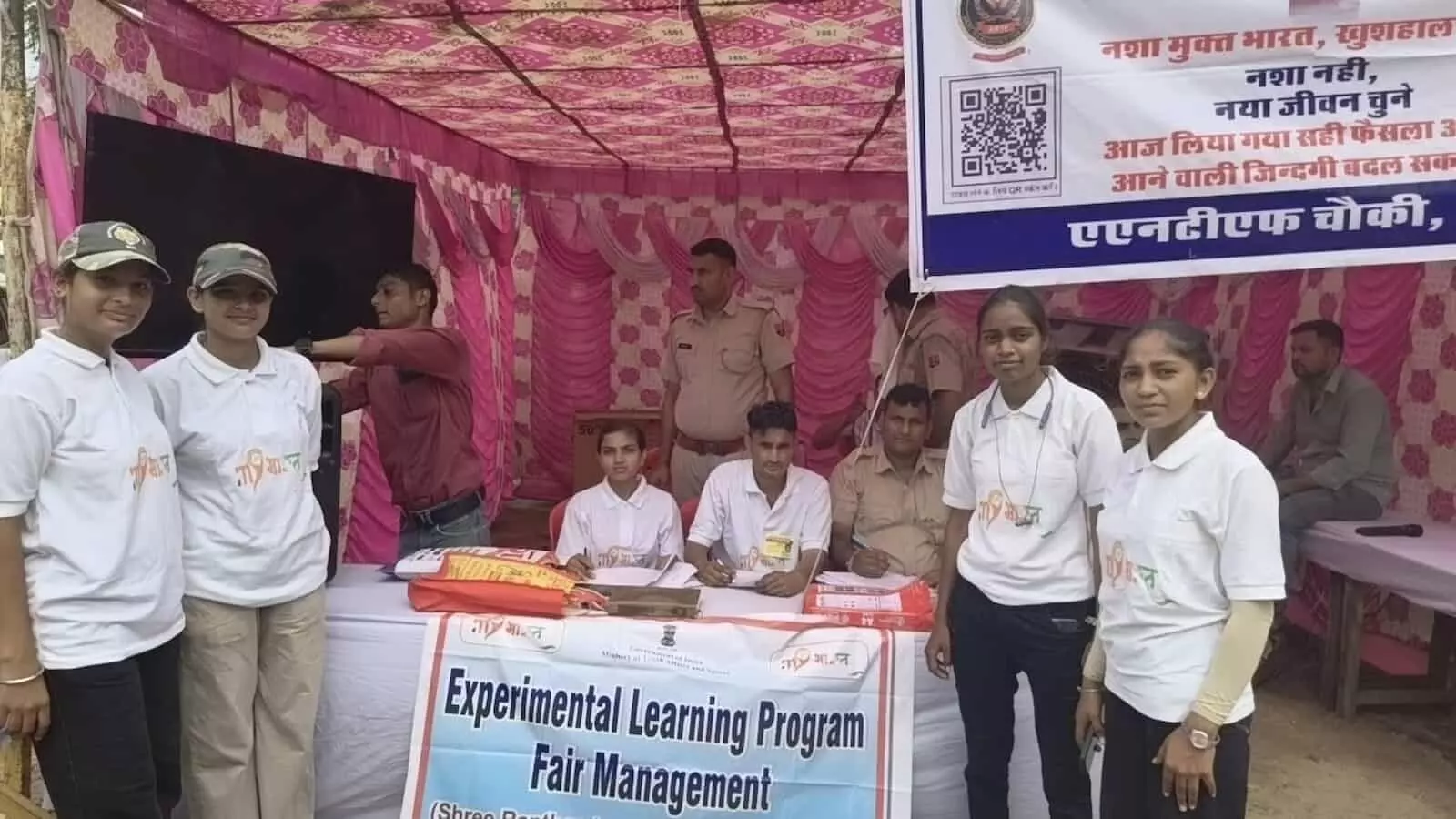 तस्वीर में माय भारत स्वयंसेवक सवाई माधोपुर में गणेश मेले की व्यवस्थाओं में सहयोग करते दिखे। तस्वीर में माय भारत स्वयंसेवक सवाई माधोपुर में गणेश मेले की व्यवस्थाओं में सहयोग करते दिखे।