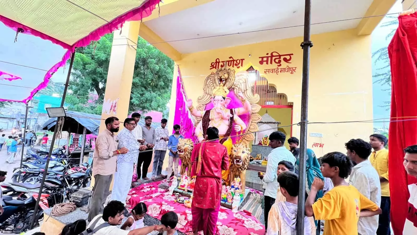 तस्वीर में गणेश प्रतिमा स्थापना करते श्रद्धालु, विनोबा बस्ती, महोत्सव आयोजन के संदर्भ में तस्वीर में गणेश प्रतिमा स्थापना करते श्रद्धालु, विनोबा बस्ती, महोत्सव आयोजन के संदर्भ में