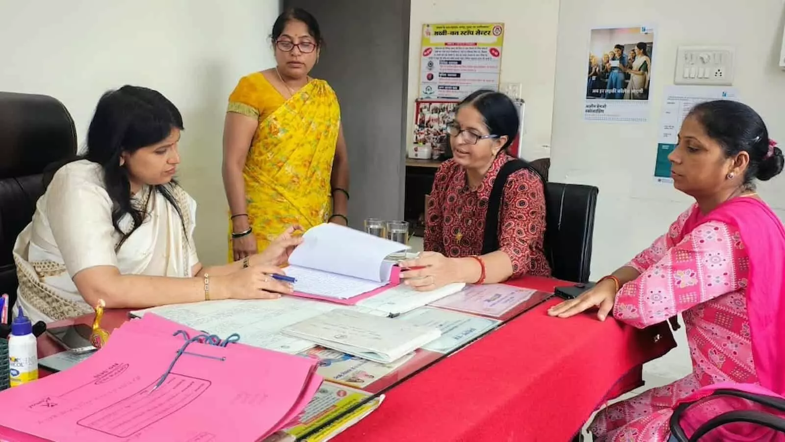 तस्वीर में वृक्षारोपण करते कुलगुरु वैद्य महेश दीक्षित, जावदा में हिंदी दिवस आयोजन के संदर्भ में तस्वीर में वृक्षारोपण करते कुलगुरु वैद्य महेश दीक्षित, जावदा में हिंदी दिवस आयोजन के संदर्भ में