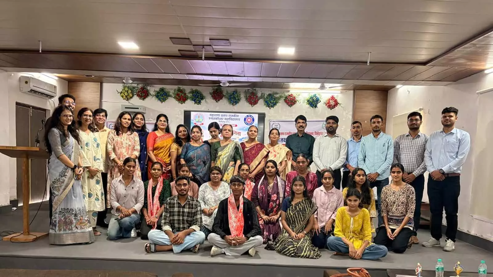 तस्वीर में भाषण प्रतियोगिता प्रतिभागी चित्तौड़गढ़ महाविद्यालय में दिवेर विजय महोत्सव के संदर्भ में उपस्थित तस्वीर में भाषण प्रतियोगिता प्रतिभागी चित्तौड़गढ़ महाविद्यालय में दिवेर विजय महोत्सव के संदर्भ में उपस्थित