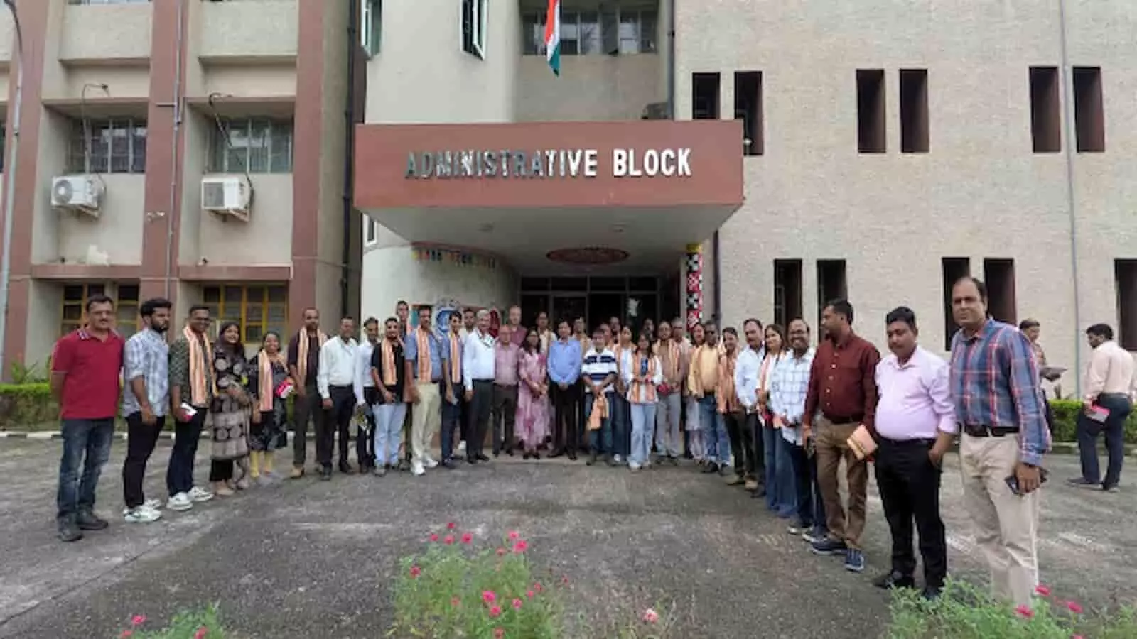 तस्वीर में प्रशासनिक भवन के प्रवेश द्वार के सामने अधिकारियों संग खड़े कई पत्रकार। तस्वीर में प्रशासनिक भवन के प्रवेश द्वार के सामने अधिकारियों संग खड़े कई पत्रकार।