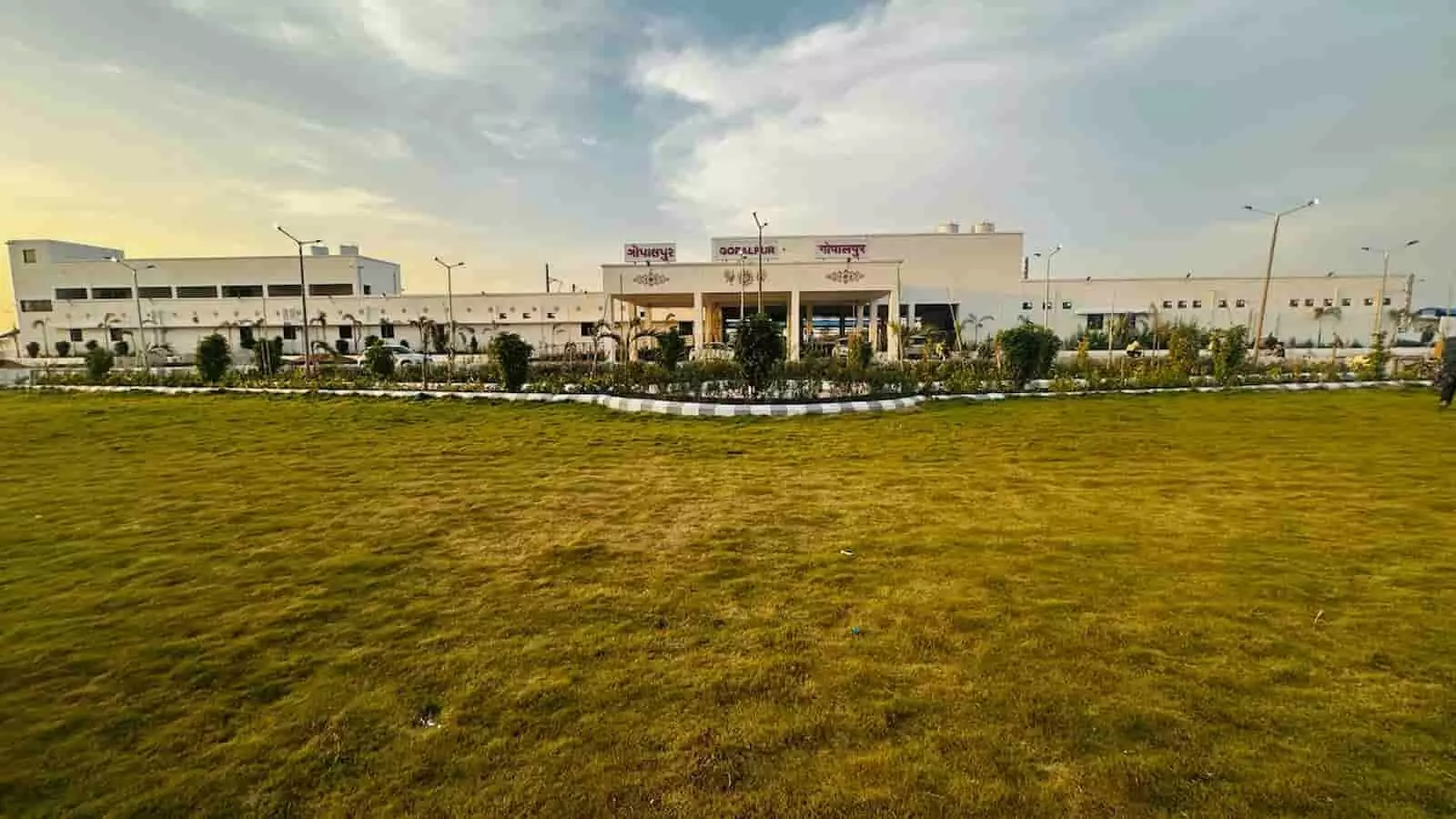 तस्वीर में गुजरात स्थित नवनिर्मित गोपालपुर रेलवे स्टेशन की इमारत और हरा-भरा लॉन दिखाई दे रहा है। तस्वीर में गुजरात स्थित नवनिर्मित गोपालपुर रेलवे स्टेशन की इमारत और हरा-भरा लॉन दिखाई दे रहा है।