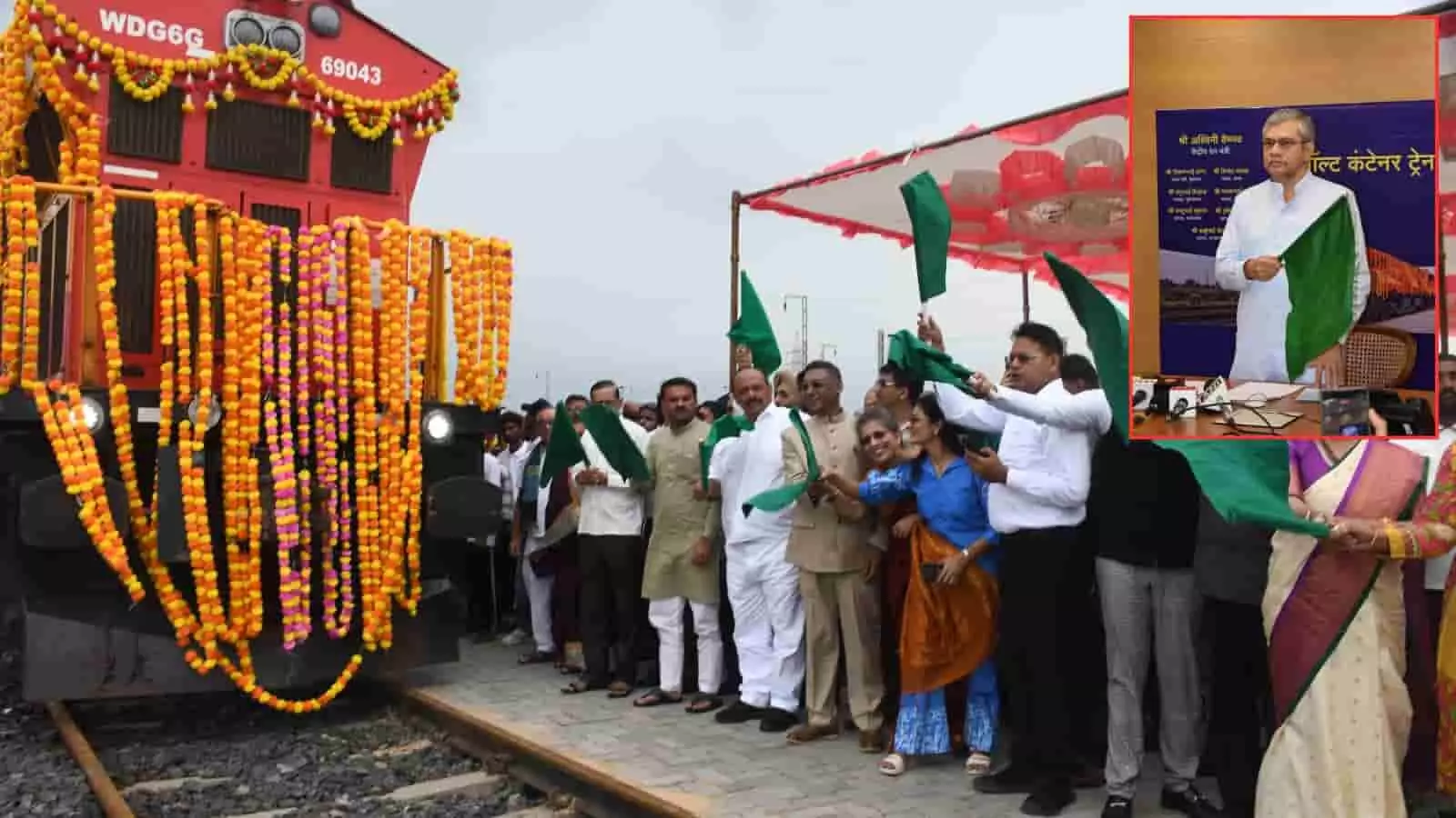 तस्वीर में जनप्रतिनिधि और लोग रेलवे ट्रैक के पास हरी झंडी दिखाते नजर आ रहे हैं। तस्वीर में जनप्रतिनिधि और लोग रेलवे ट्रैक के पास हरी झंडी दिखाते नजर आ रहे हैं।