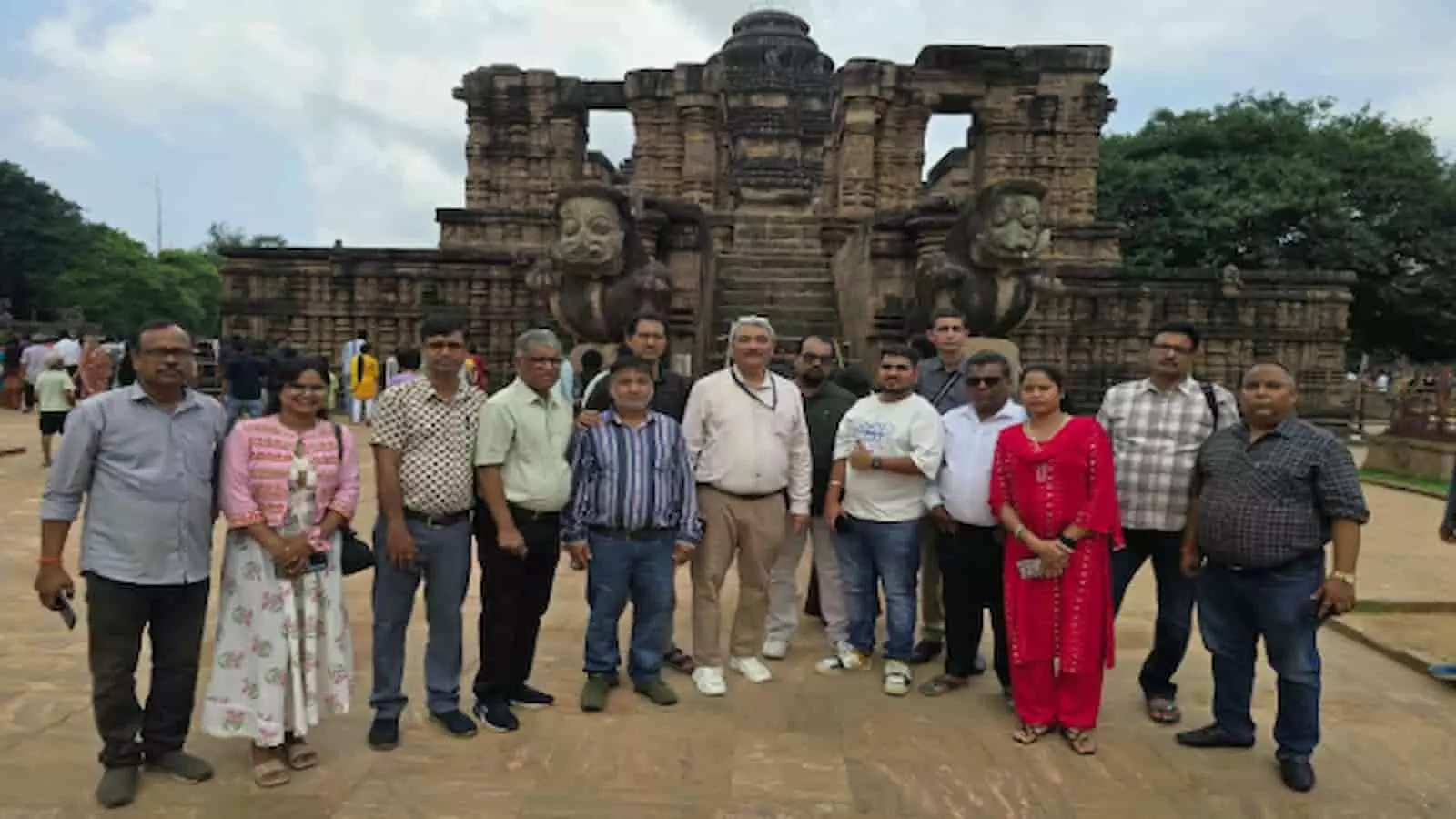 तस्वीर में दिख रहे लोग प्राचीन कोणार्क मंदिर के सामने कतार में खड़े होकर फोटो खिंचवा रहे हैं। तस्वीर में दिख रहे लोग प्राचीन कोणार्क मंदिर के सामने कतार में खड़े होकर फोटो खिंचवा रहे हैं।