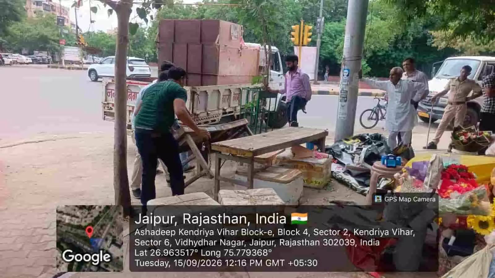 तस्वीर में बाएं से दाएं निगम कर्मचारी लकड़ी के टेबल और अन्य सामान उठाकर ट्रक में डालते दिखाई दे रहे हैं। तस्वीर में बाएं से दाएं निगम कर्मचारी लकड़ी के टेबल और अन्य सामान उठाकर ट्रक में डालते दिखाई दे रहे हैं।