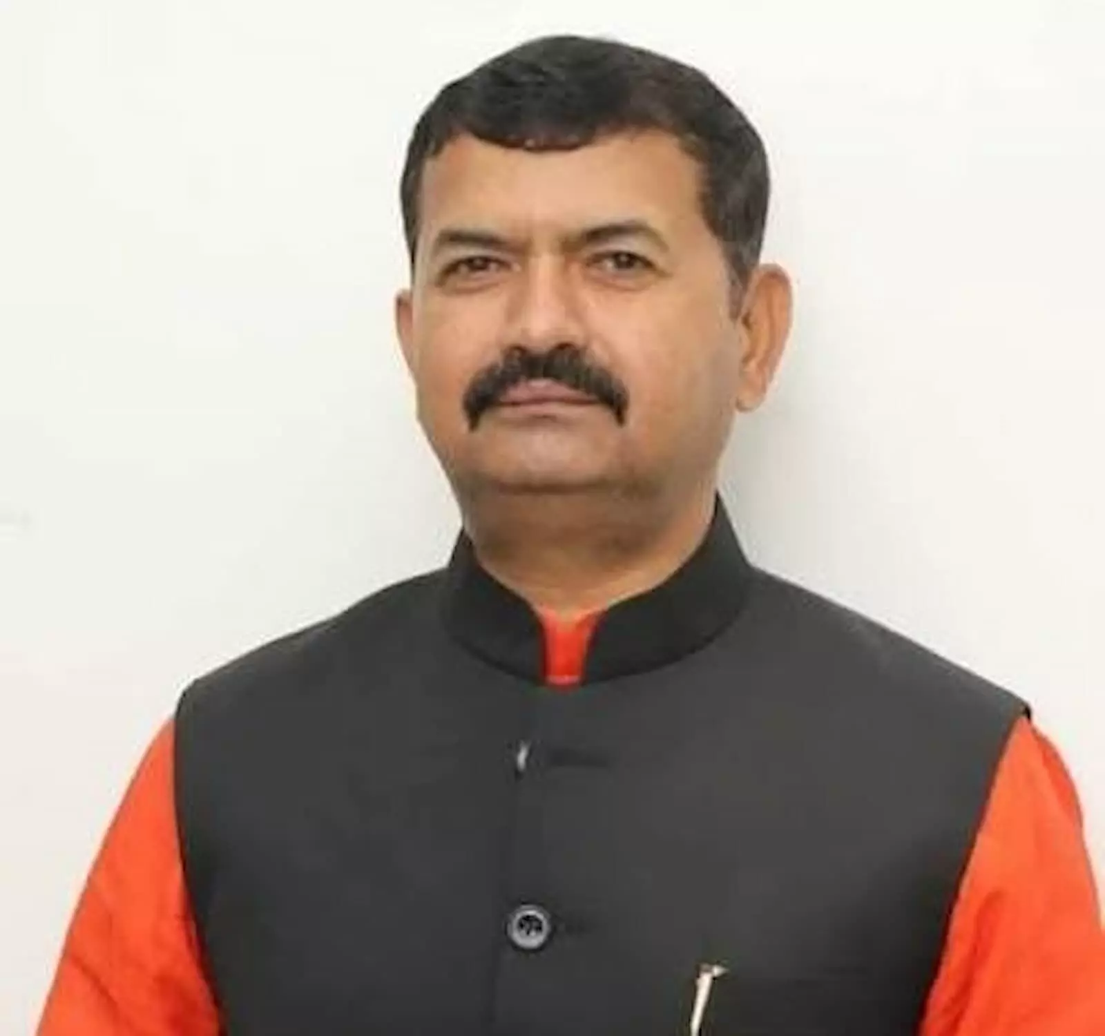 तस्वीर में दिख रहे भाजपा नेता श्रवण सिंह बगड़ी नारंगी कुर्ते और काले जैकेट में सामने देखते हुए खड़े हैं। तस्वीर में दिख रहे भाजपा नेता श्रवण सिंह बगड़ी नारंगी कुर्ते और काले जैकेट में सामने देखते हुए खड़े हैं।