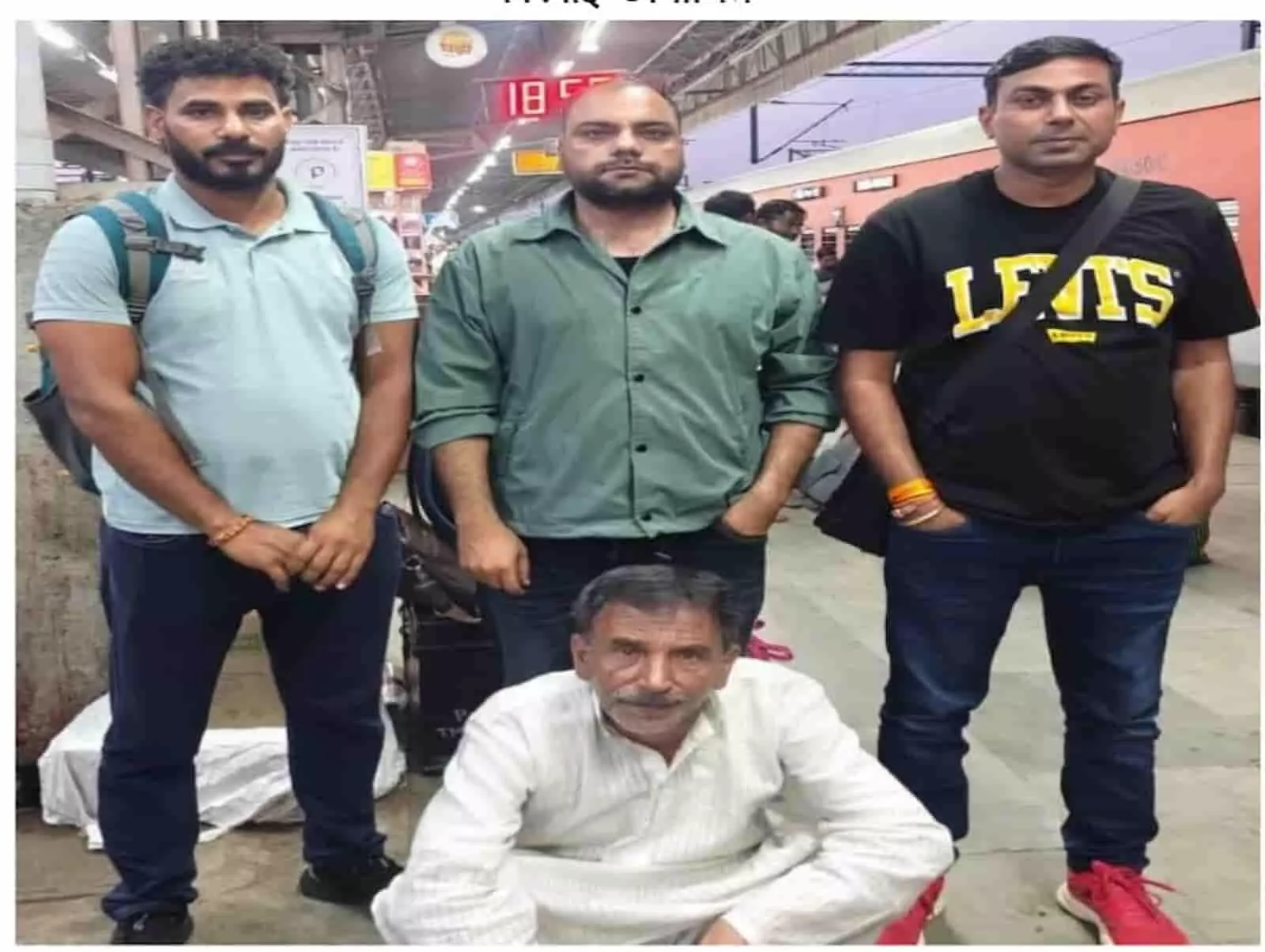 तस्वीर में तीन पुलिस अधिकारी खड़े हैं और उनके बीच में गिरफ्तार आरोपी बैठा हुआ है। तस्वीर में तीन पुलिस अधिकारी खड़े हैं और उनके बीच में गिरफ्तार आरोपी बैठा हुआ है।