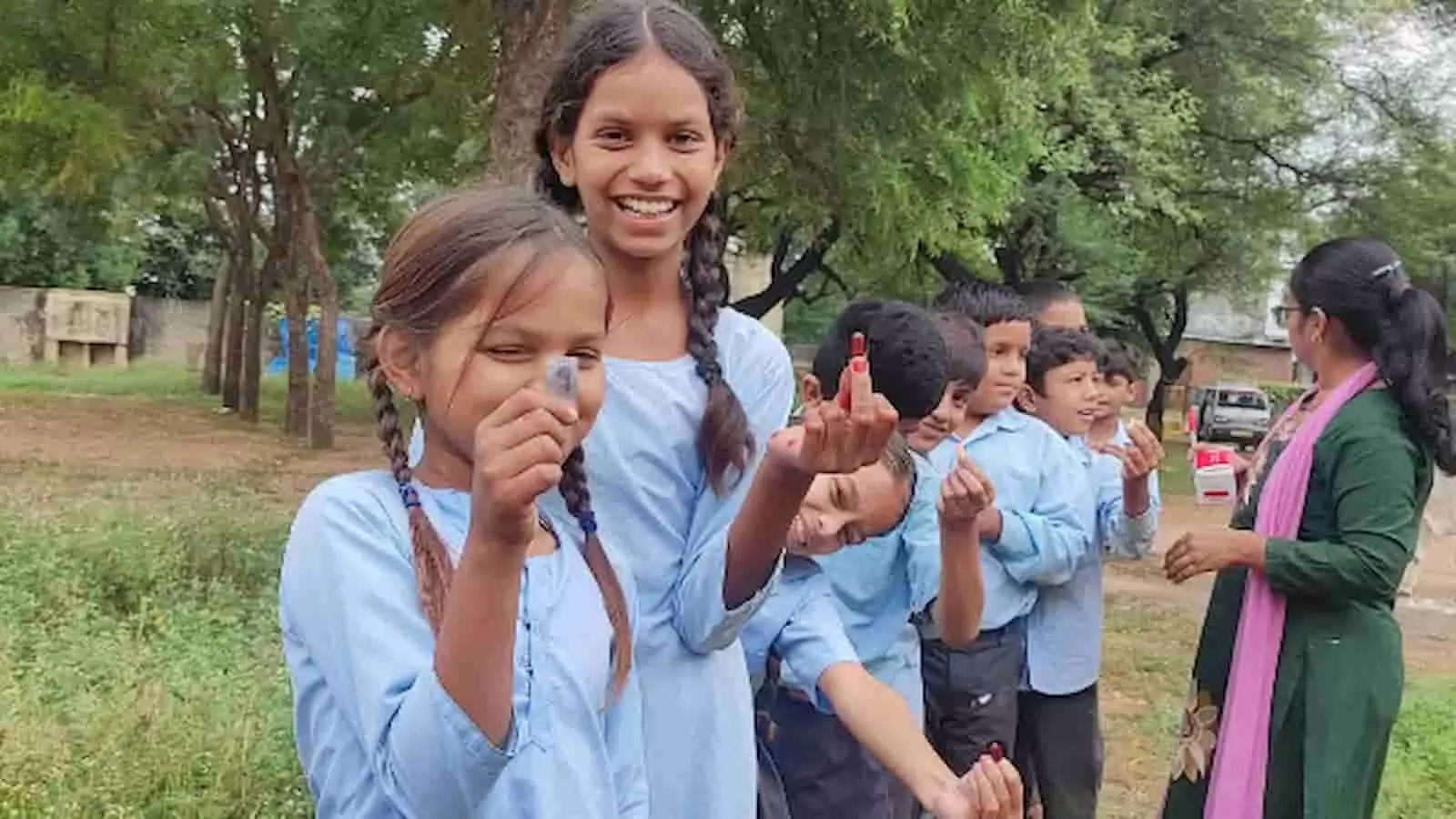 तस्वीर में स्कूल के बच्चे हाथ में कृमिनाशक टैबलेट लिए हुए दिखाई दे रहे हैं। तस्वीर में स्कूल के बच्चे हाथ में कृमिनाशक टैबलेट लिए हुए दिखाई दे रहे हैं।