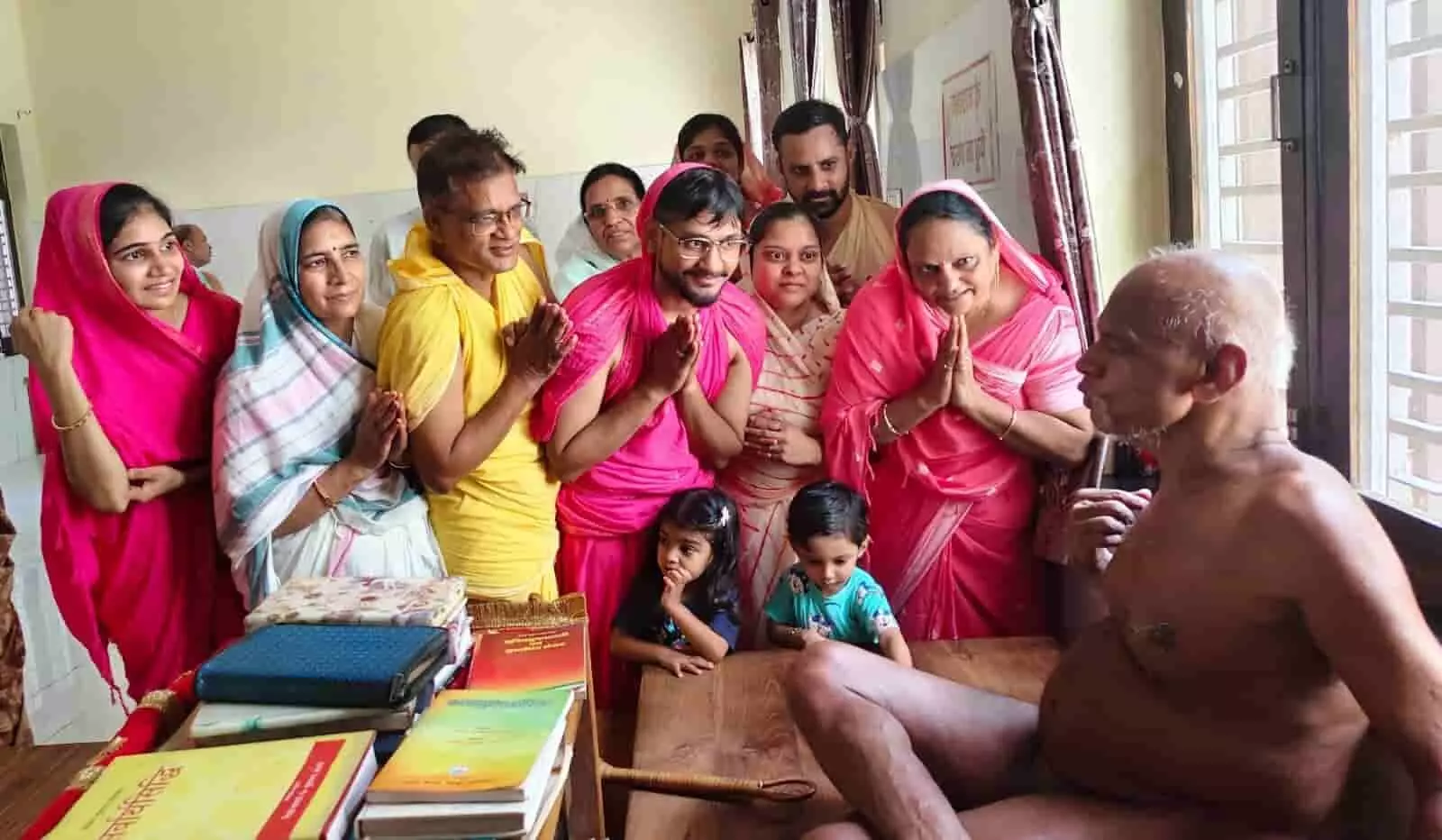 कोटा में जैन मुनि योगसागर के समक्ष हाथ जोड़कर आशीर्वाद लेते श्रद्धालुओं की तस्वीर। कोटा में जैन मुनि योगसागर के समक्ष हाथ जोड़कर आशीर्वाद लेते श्रद्धालुओं की तस्वीर।