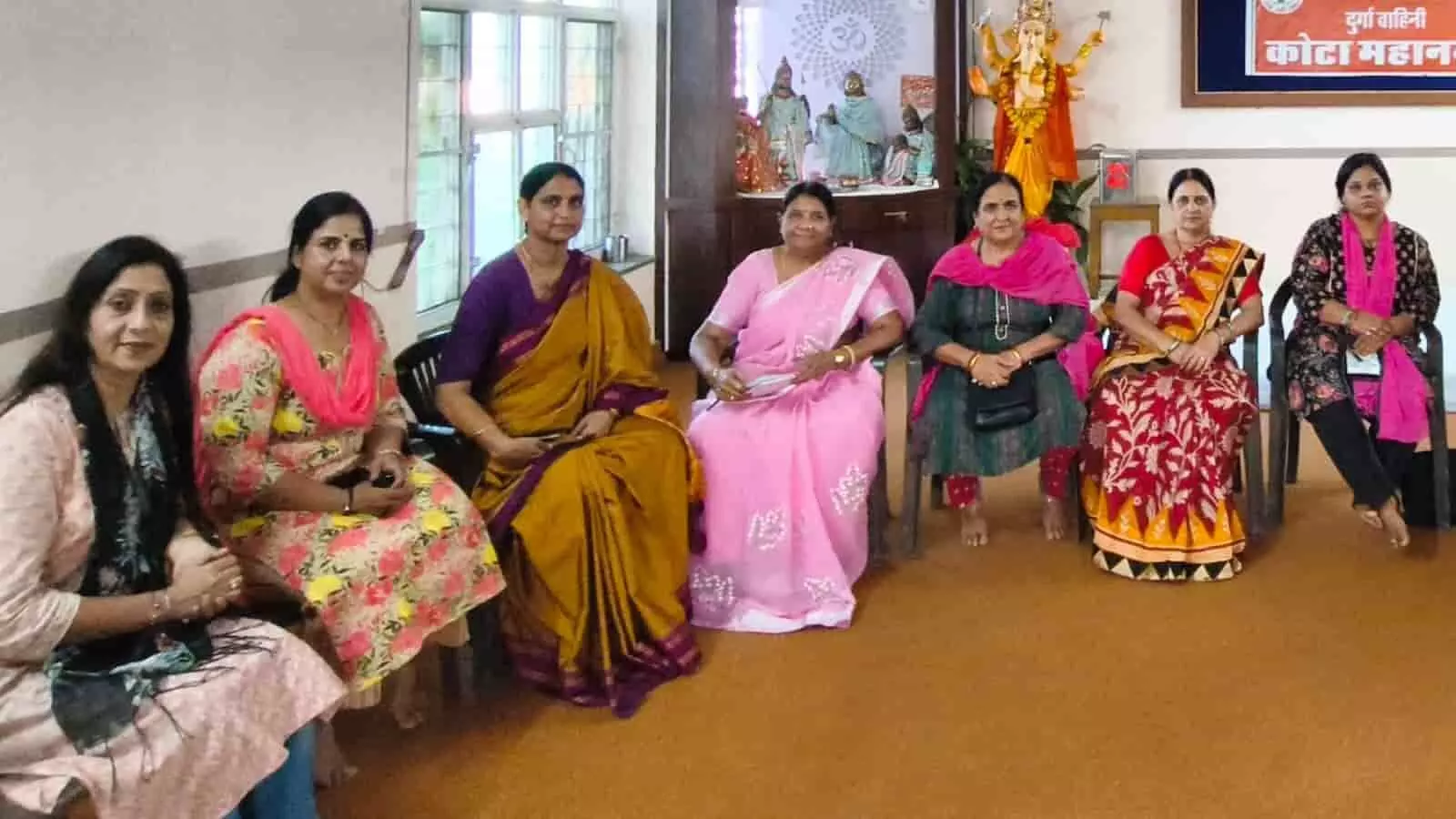 तस्वीर में बाएं से दाएं कुर्सी पर बैठीं सात महिलाएं एक इनडोर हॉल में संवाद करती दिख रही हैं। तस्वीर में बाएं से दाएं कुर्सी पर बैठीं सात महिलाएं एक इनडोर हॉल में संवाद करती दिख रही हैं।